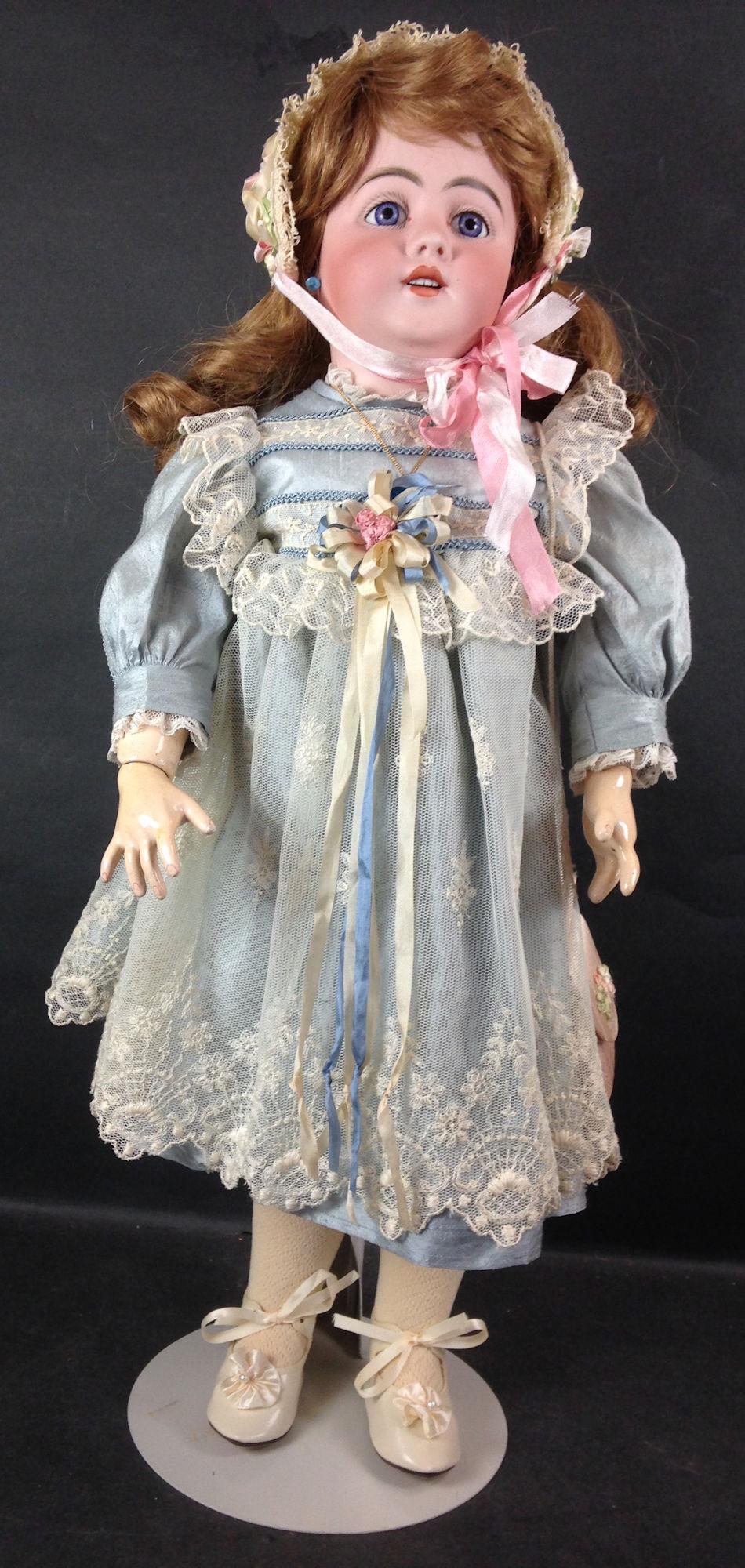 26" SIMON & HALBIG 1009 DEP BISQUE SOCKET HEAD CHILD.: 26" SIMON & HALBIG 1009 DEP BISQUE SOCKET HEAD CHILD. HUMAN HAIR WIG, GLASS EYES HAVE BEEN SET, PIERCED EARS AND OPEN MOUTH WITH TEETH. ON FULLY JOINTED COMPOSITION AND WOOD BODY. NICELY DRESSED IN BL