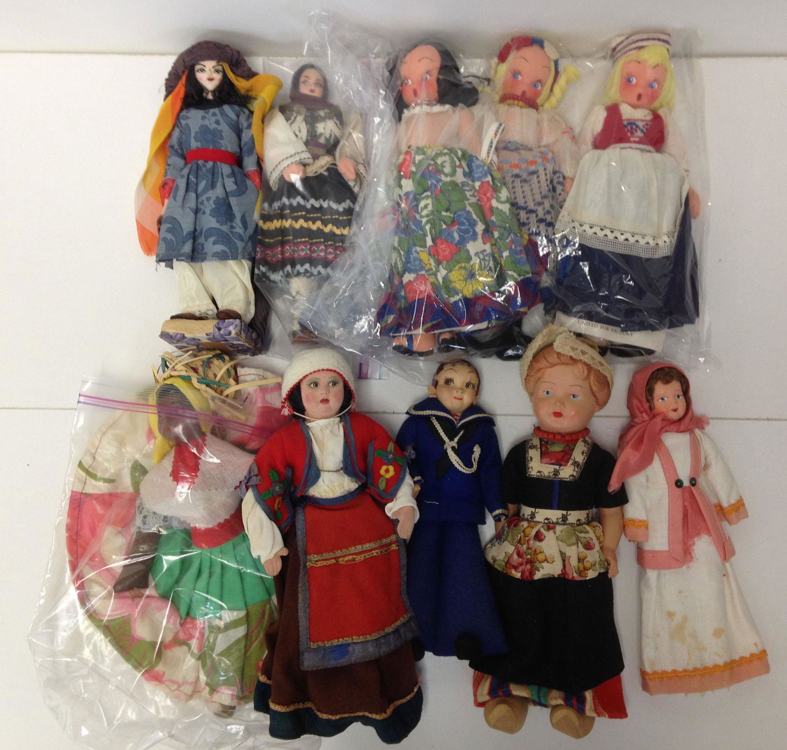 (10) DOLLS IN REGIONAL DRESS. (1 of 1)