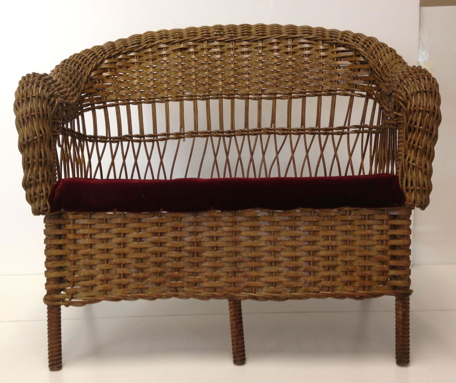 CHILD'S WICKER SETTEE. 22" W X 20" H X 14" D OVERALL. (1 of 1)