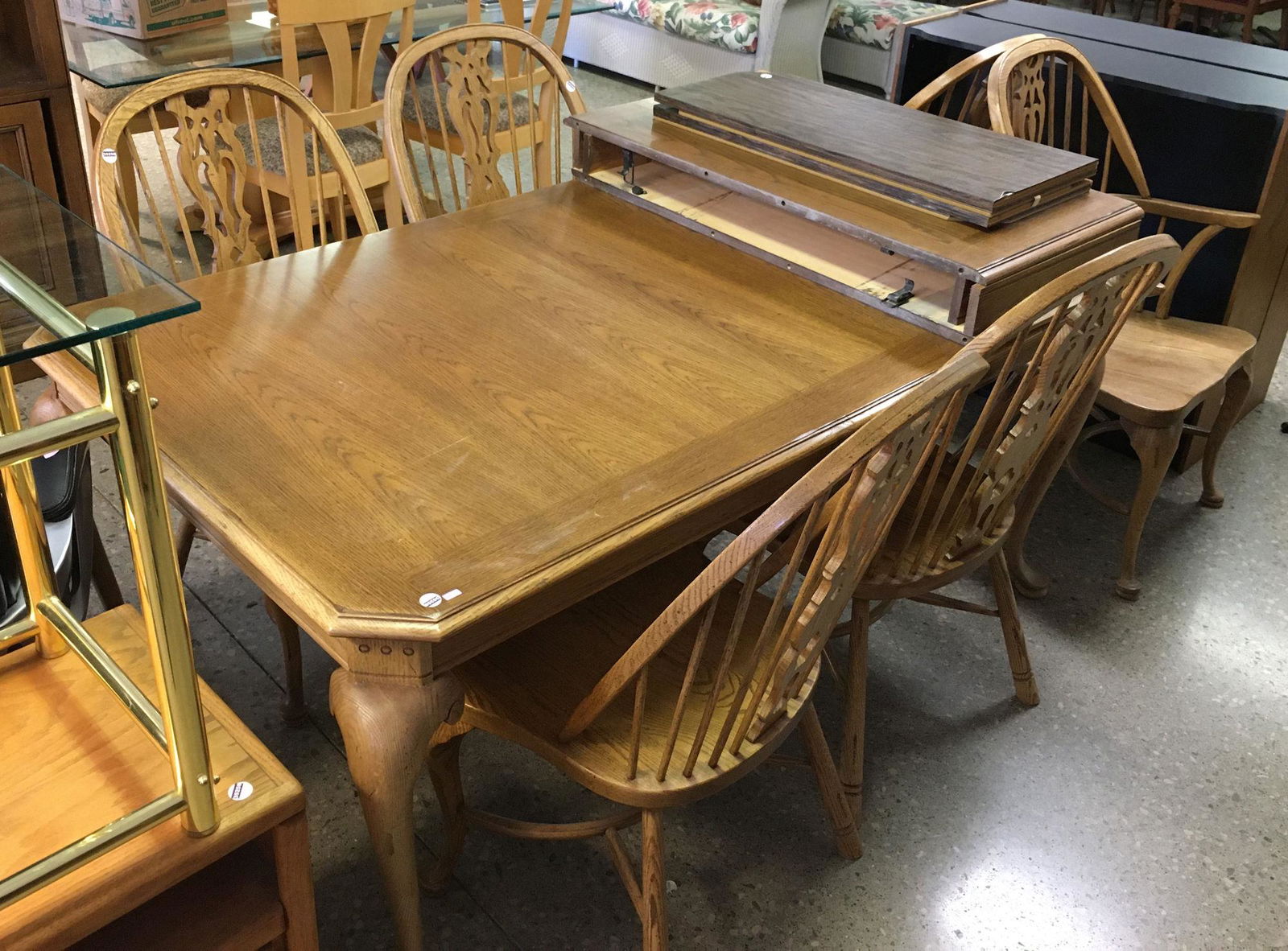 OAK TABLE AND 6 CHAIRS: OAK TABLE AND 6 CHAIRS