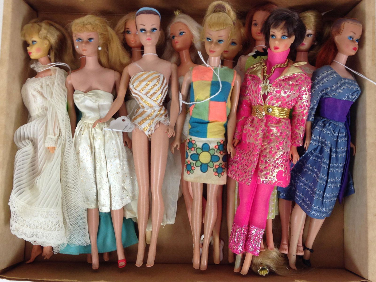 (12) VINTAGE BARBIE AND FRIENDS INCLUDING BLONDE (1 of 1)