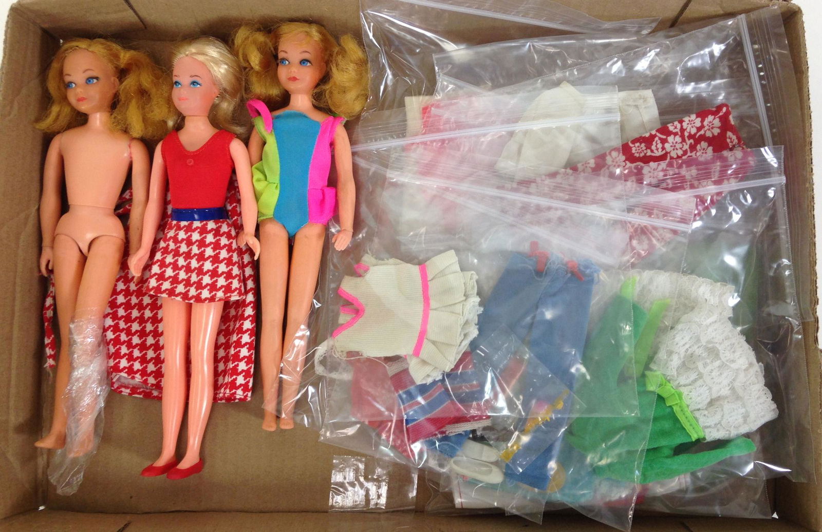 (3) VINTAGE SKIPPER DOLLS AND SKIPPER OUTFITS (SOME (1 of 2)