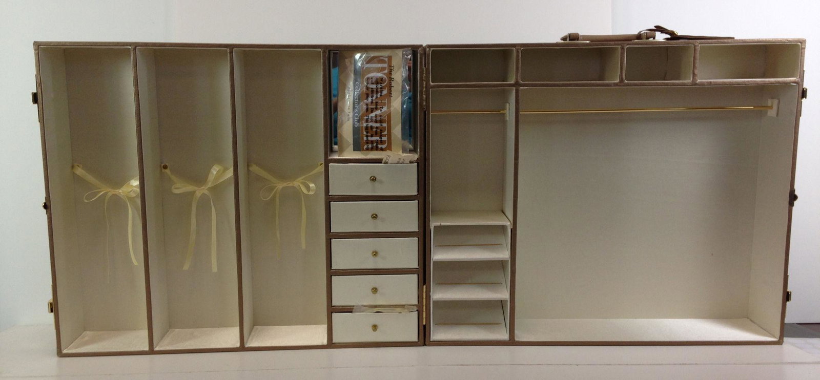 TYLER WENTWORTH ULTIMATE DELUXE WARDROBE 3 DOLL CASE. (1 of 3)