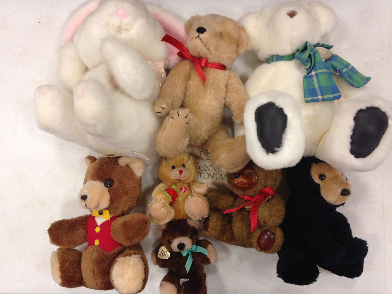 LOT OF PLUSH BEARS AND (1) RABBIT INCLUDING DAKIN AND (1 of 1)