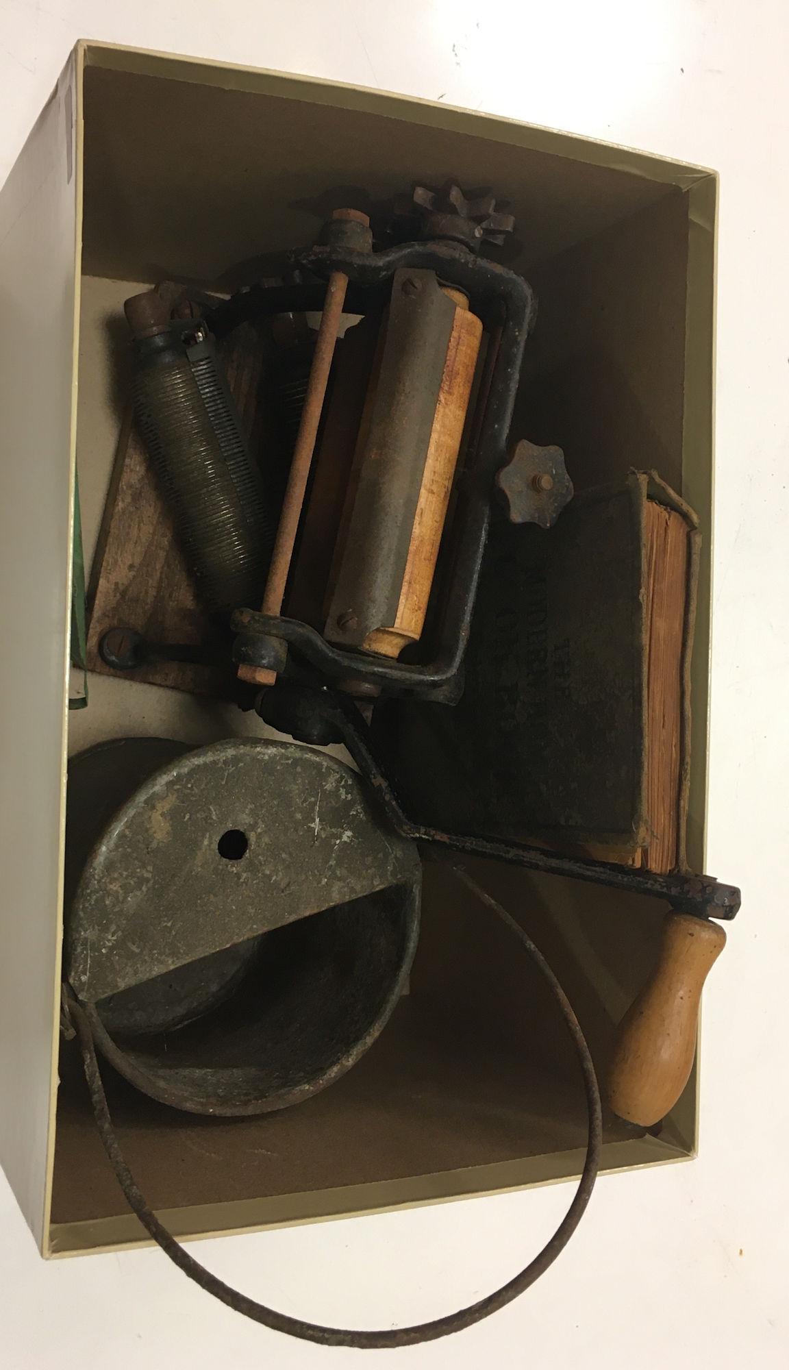 VINTAGE KITCHEN ITEMS INCLUDING AN ANTIQUE PASTA ROLLER: VINTAGE KITCHEN ITEMS INCLUDING AN ANTIQUE PASTA ROLLER
