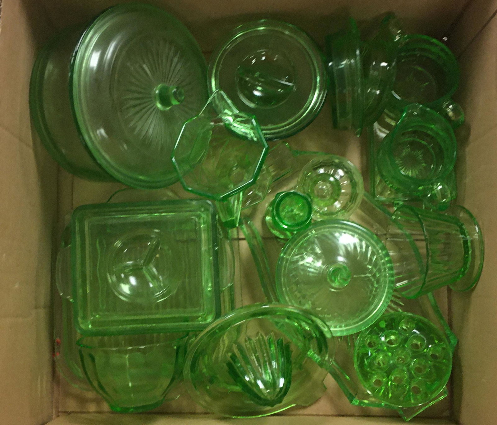 BOX LOT OF GREEN DEPRESSION ERA KITCHEN WARE, INCLUDING: BOX LOT OF GREEN DEPRESSION ERA KITCHEN WARE, INCLUDING LEMON SQUEEZER, COVERED DISHES, AND CREAM AND SUGAR