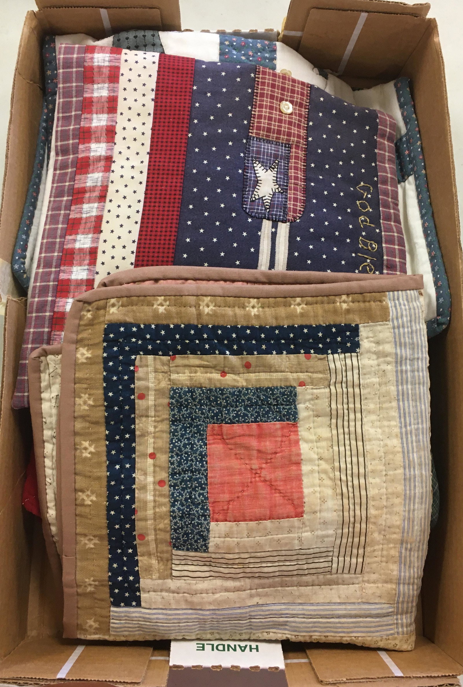 BOX LOT INCLUDING CRIB QUILT AND QUILTED PIECES: BOX LOT INCLUDING CRIB QUILT AND QUILTED PIECES