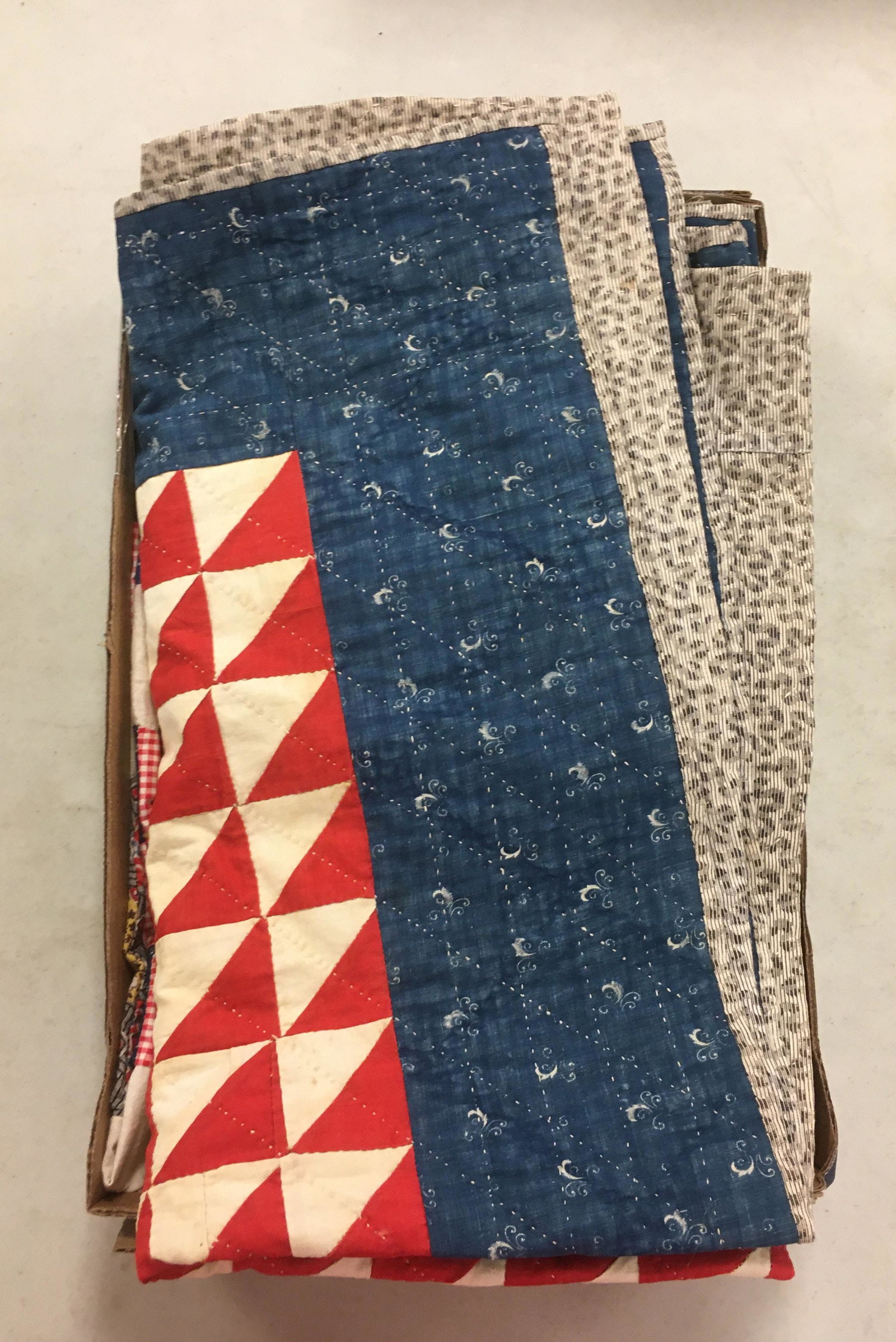 BOX LOT INCLUDING QUILT TOP AND CRIB QUILT: BOX LOT INCLUDING QUILT TOP AND CRIB QUILT