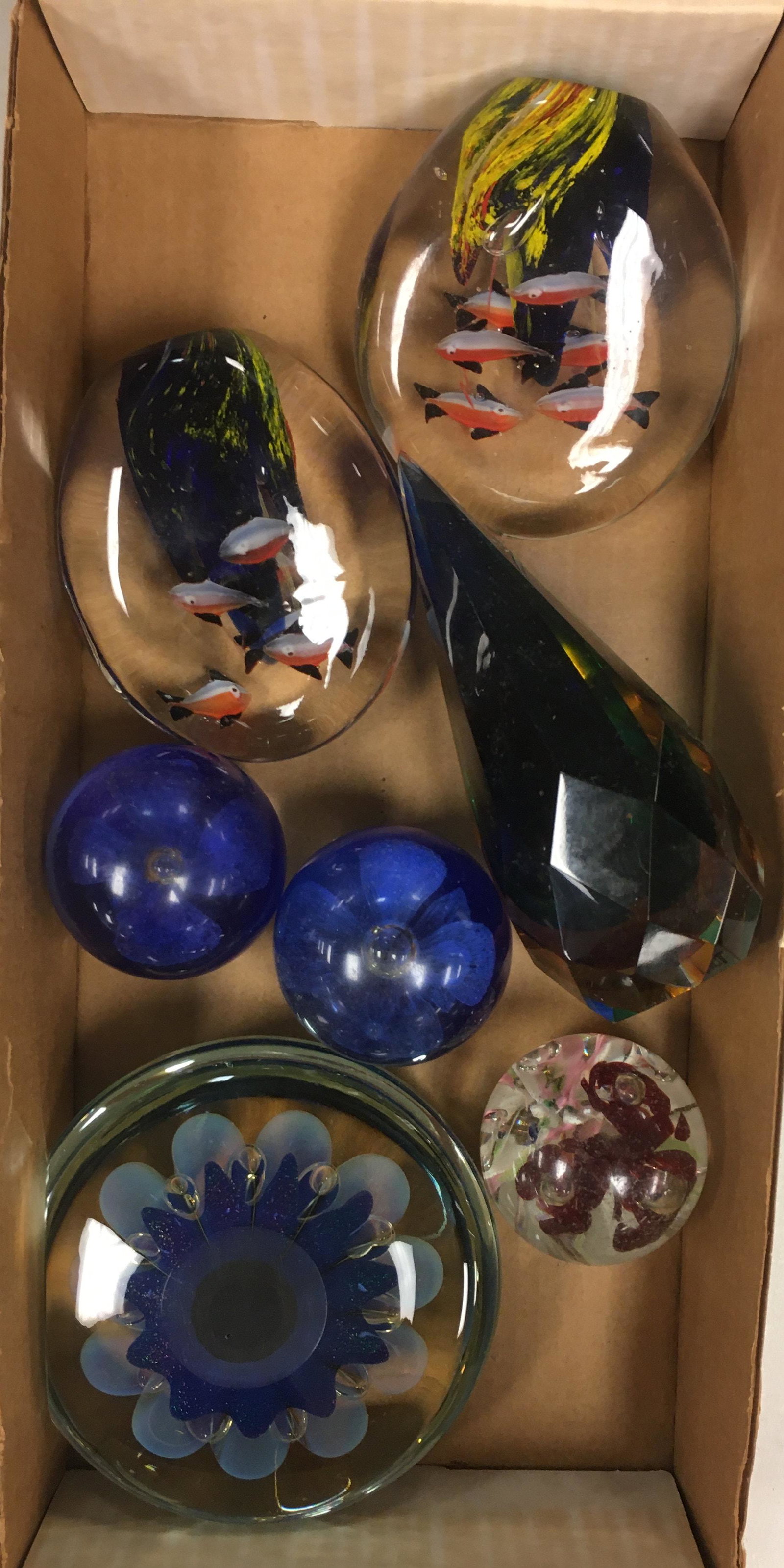 BOX LOT OF (7) PAPERWEIGHTS, INCLUDING FISH DESIGN: BOX LOT OF (7) PAPERWEIGHTS, INCLUDING FISH DESIGN