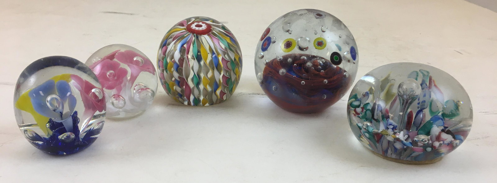 BOX LOT OF 5 PAPERWEIGHTS, INCLUDING LARGE FLOWERS AND: BOX LOT OF 5 PAPERWEIGHTS, INCLUDING LARGE FLOWERS AND MULTI COLORED