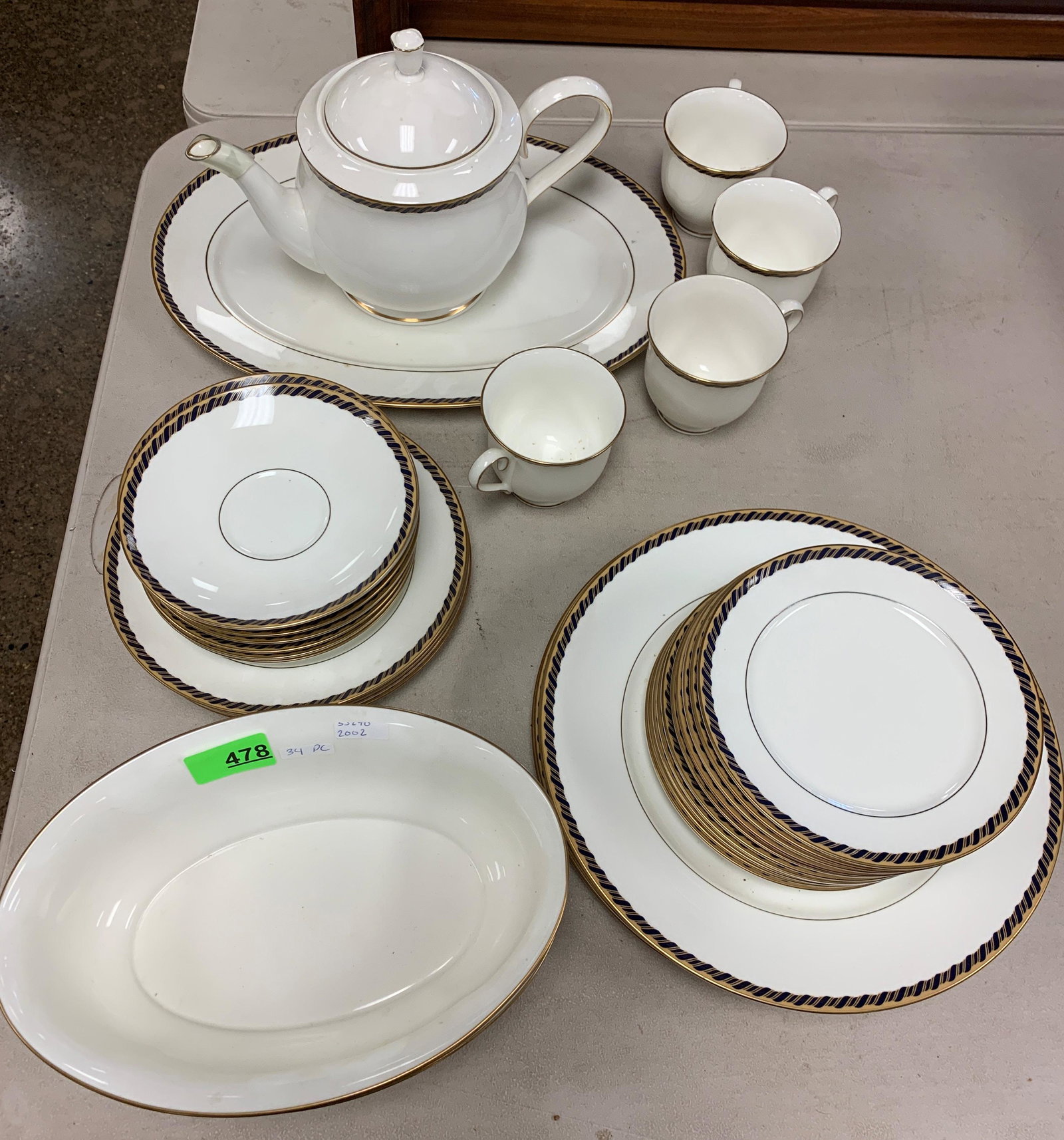 34 PC. LENOX "SAMANTHA" WHITE BONE CHINA SET WITH BLUE: 34 PC. LENOX "SAMANTHA" WHITE BONE CHINA SET WITH BLUE AND GOLD RIM
