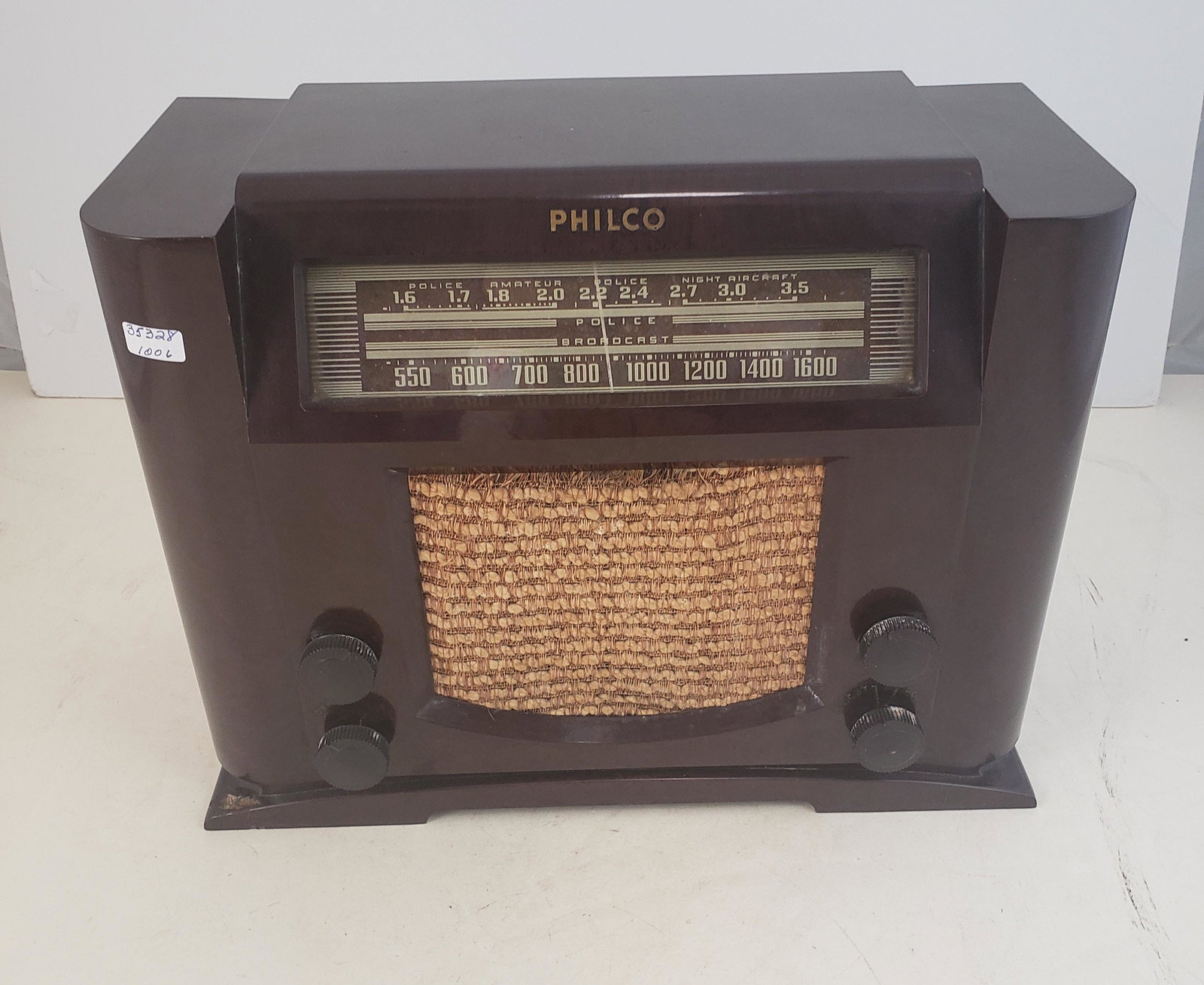 1940'S PHILCO BROWN TABLE MODEL AM FM RADIO- CONDITION: 1940'S PHILCO BROWN TABLE MODEL AM FM RADIO- CONDITION UNKNOWN, 14" X 6.5" X 10"
