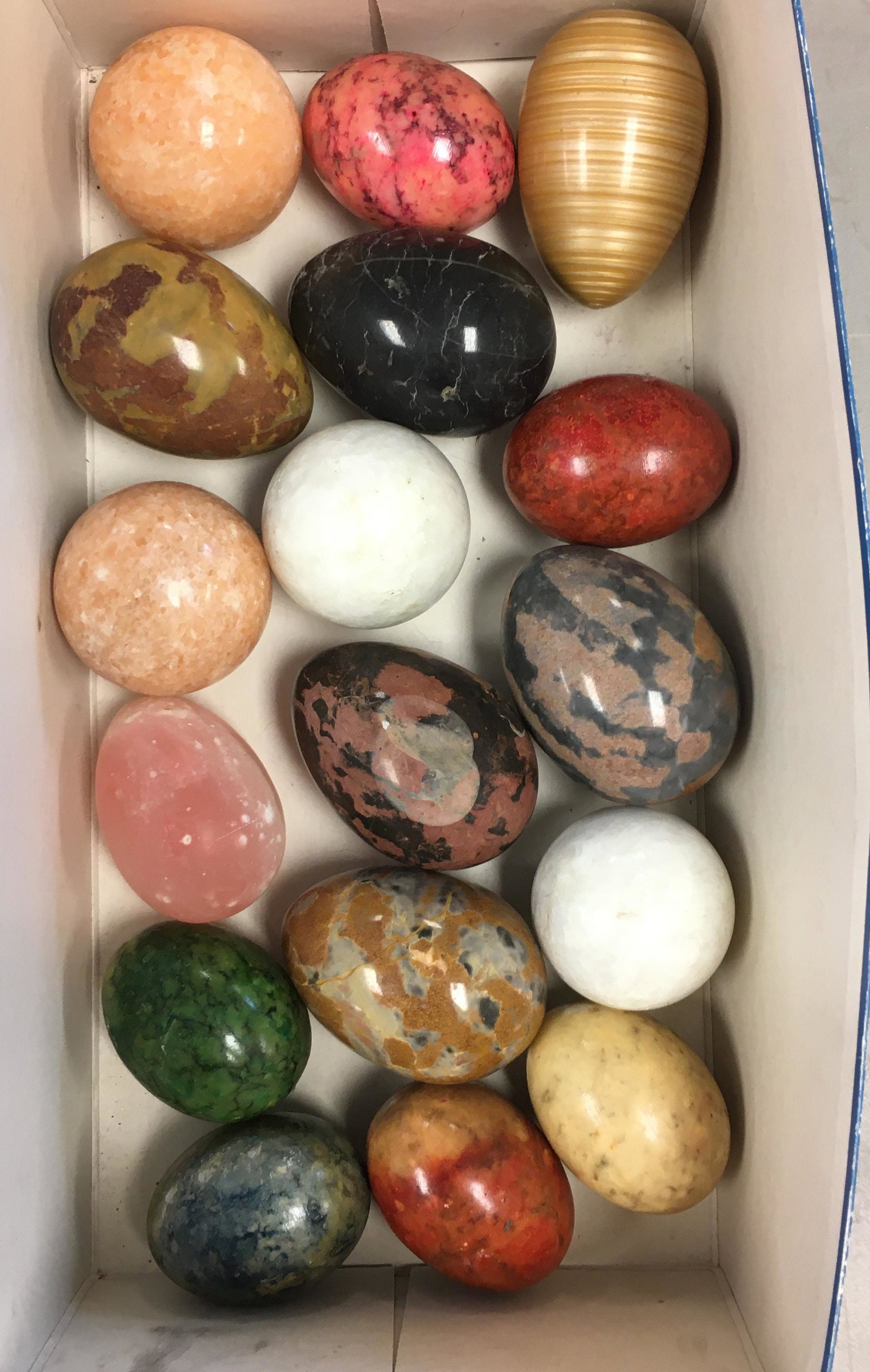 BOX LOT OF STONE SPHERES AND EGGS: BOX LOT OF STONE SPHERES AND EGGS
