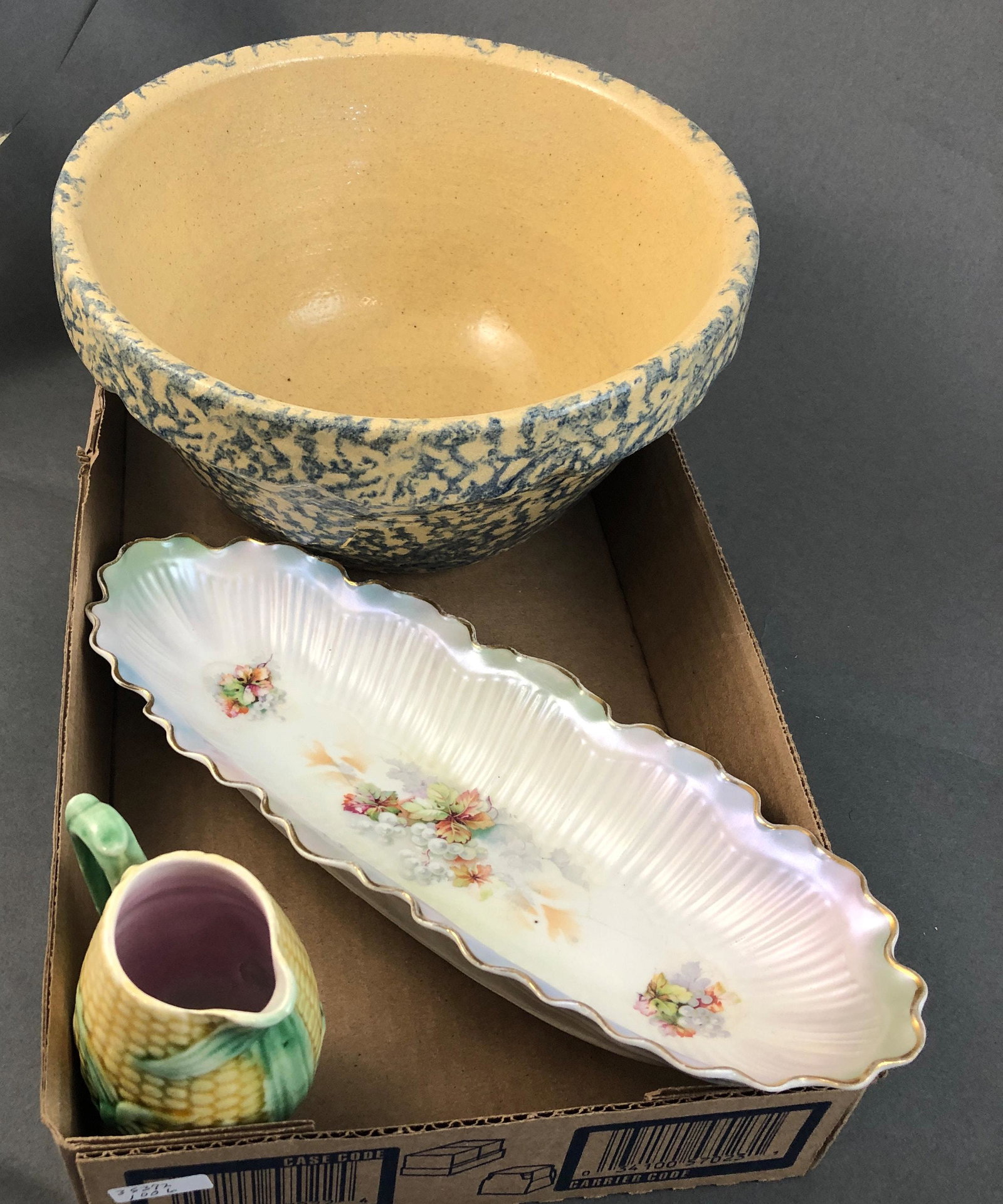 BOX LOT INCLUDING SPONGEWARE BOWL AND MAJOLICA CORN: BOX LOT INCLUDING SPONGEWARE BOWL AND MAJOLICA CORN PITCHER
