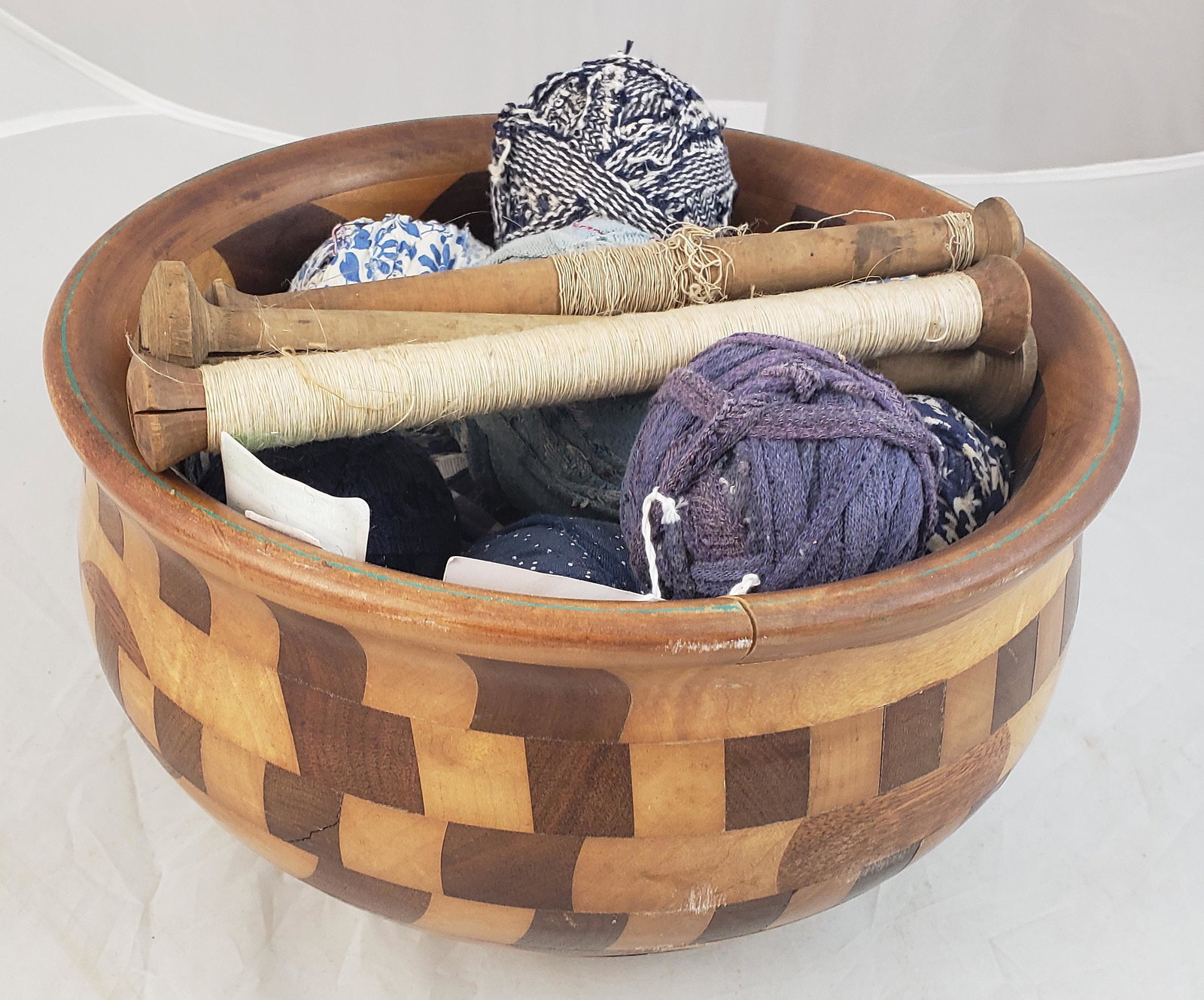 WOODEN BOWL WITH RAG BALLS AND PRIMITIVE THREAD SPOOLS: WOODEN BOWL WITH RAG BALLS AND PRIMITIVE THREAD SPOOLS