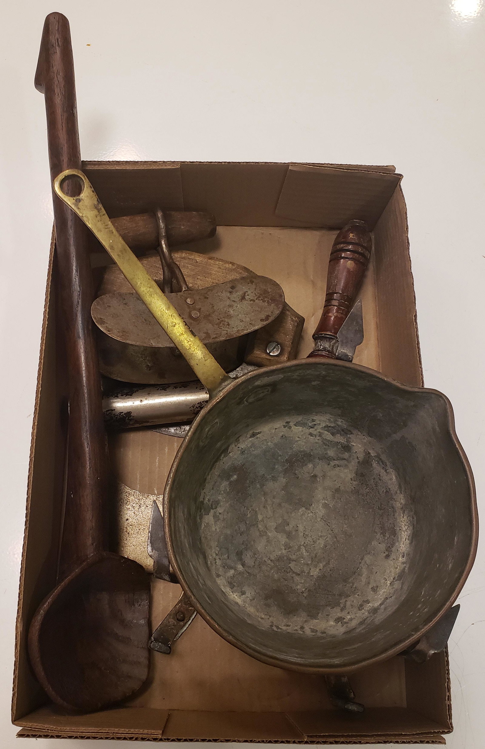 BOX LOT KITCHEN TOOLS INCLUDING COPPER PAN: BOX LOT KITCHEN TOOLS INCLUDING COPPER PAN