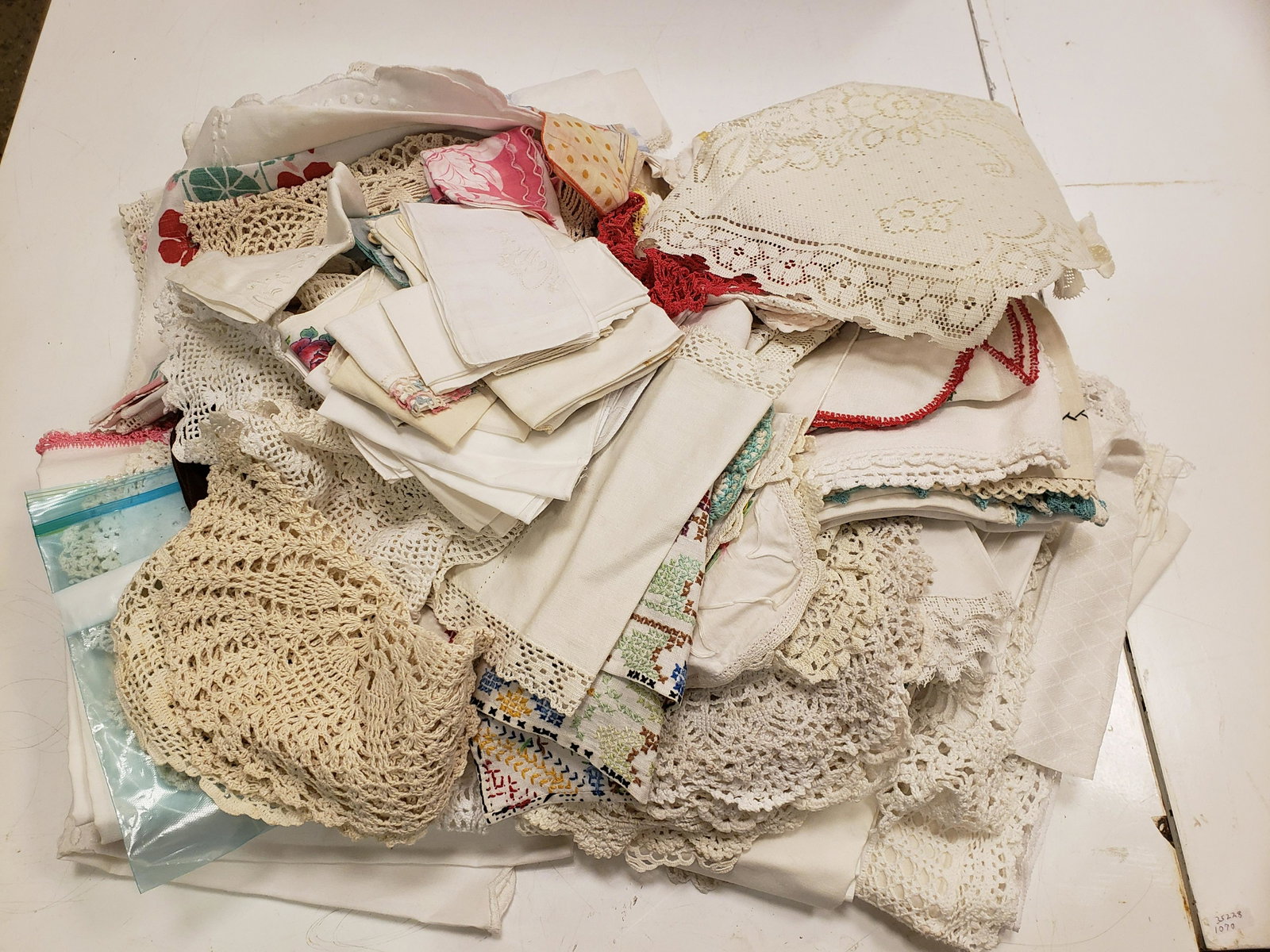 BOX LOT OF DOILIES AND MISC. LINENS: BOX LOT OF DOILIES AND MISC. LINENS