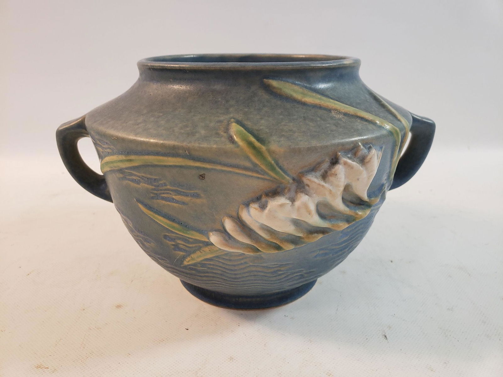 ROSEVILLE FREESIA 2-HANDLED VASE. 463-5. (1 of 2)