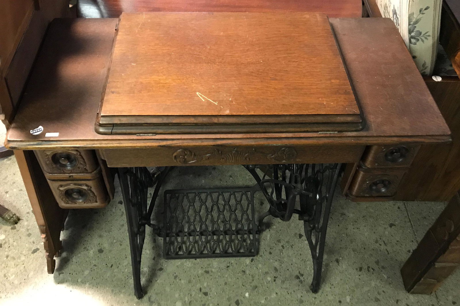 ANTIQUE SINGER SEWING MACHINE: ANTIQUE SINGER SEWING MACHINE