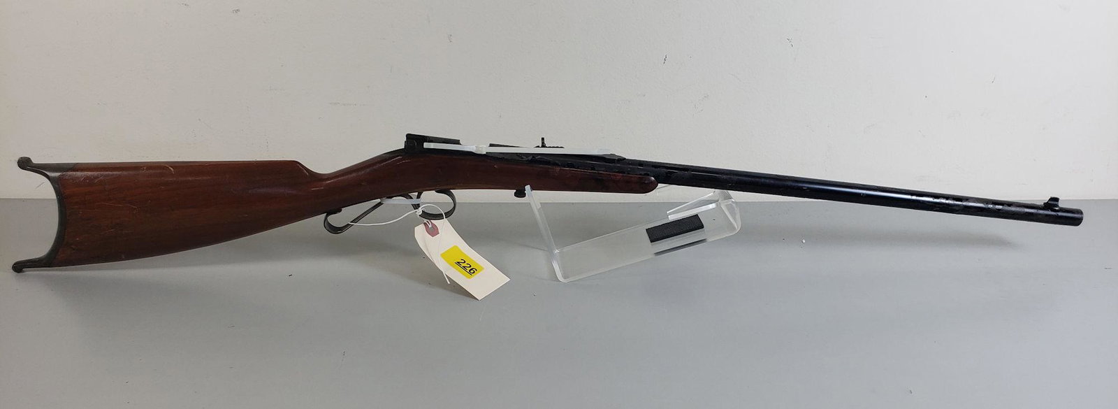 SAVAGE MODEL 1905 .22 CALIBER SINGLE SHOT RIFLE, SN:: SAVAGE MODEL 1905 .22 CALIBER SINGLE SHOT RIFLE, SN: 31129, MISSING BOLTBY BIDDING ON THIS LOT BUYER ACCEPTS RESPONSIBILITY OF KNOWLEDGE OF STATE AND FEDERAL LAWS FOR RECEIVING THIS ITEM.