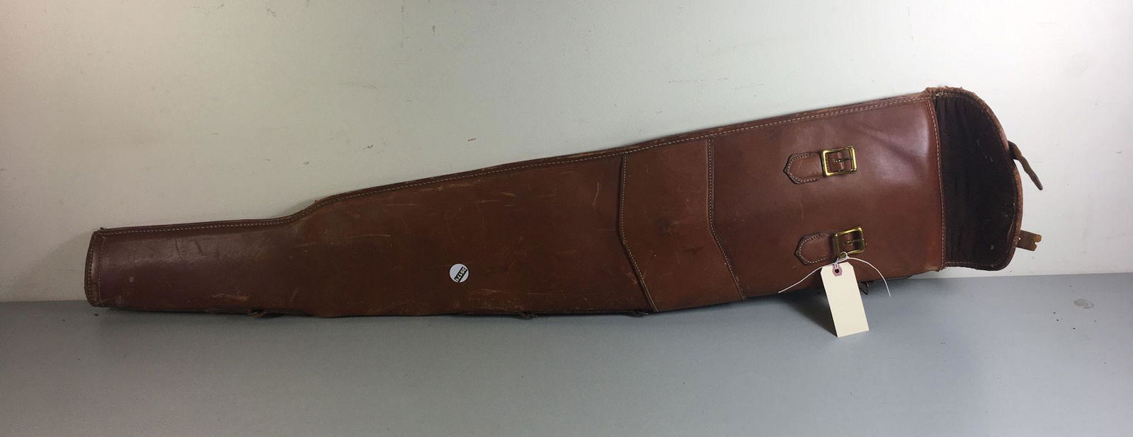 LEATHER LONG GUN CASE: LEATHER LONG GUN CASEBY BIDDING ON THIS LOT BUYER ACCEPTS RESPONSIBILITY OF KNOWLEDGE OF STATE AND FEDERAL LAWS FOR RECEIVING THIS ITEM.