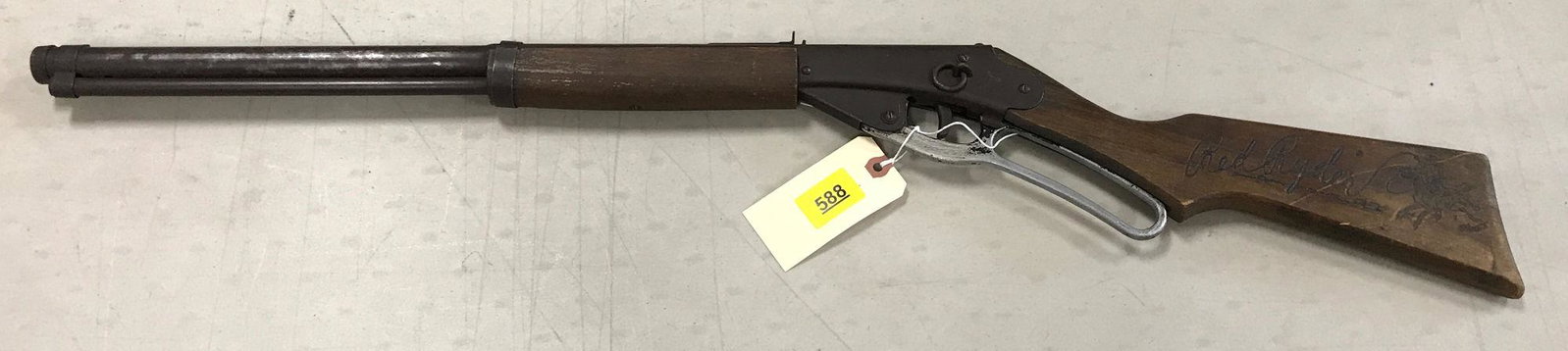 DAISY MODEL RED RYDER CARBINE BB GUN. CAUTION OLD BB: DAISY MODEL RED RYDER CARBINE BB GUN. CAUTION OLD BB GUNS HAVE BEEN CHECKED FOR BBs BUT NOT A GUARANTEE ********** DOES NOT NEED CALLED IN*********BY BIDDING ON THIS LOT BUYER ACCEPTS RESPONSIBILITY O