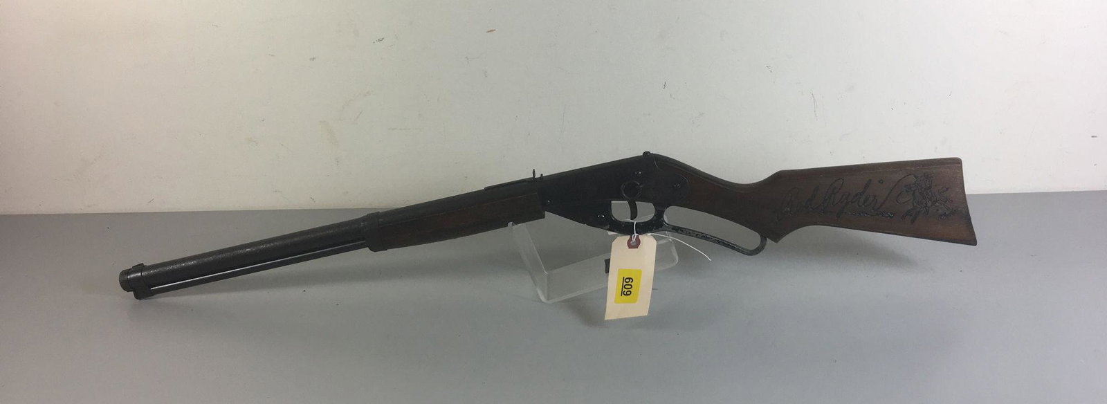 DAISY MODEL RED RYDER CARBINE BB GUN. CAUTION OLD BB: DAISY MODEL RED RYDER CARBINE BB GUN. CAUTION OLD BB GUNS HAVE BEEN CHECKED FOR BBs BUT NOT A GUARANTEE *********DOES NOT NEED CALLED IN*******BY BIDDING ON THIS LOT BUYER ACCEPTS RESPONSIBILITY OF KN
