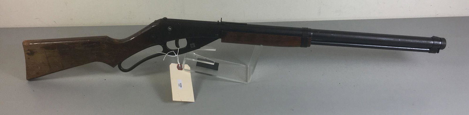 DAISY MODEL RED RYDER CARBINE BB GUN. CAUTION OLD BB: DAISY MODEL RED RYDER CARBINE BB GUN. CAUTION OLD BB GUNS HAVE BEEN CHECKED FOR BBs BUT NOT A GUARANTEE *********DOES NOT NEED CALLED IN*******BY BIDDING ON THIS LOT BUYER ACCEPTS RESPONSIBILITY OF KN