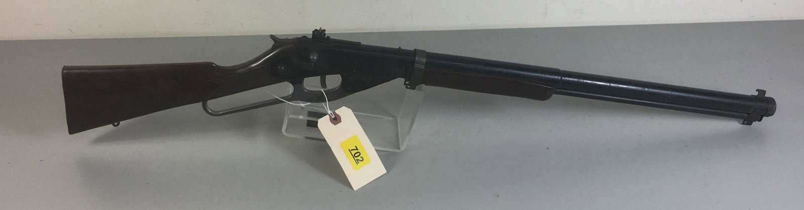 DAISY MODEL RED RYDER BB GUN, BROKEN. CAUTION OLD BB: DAISY MODEL RED RYDER BB GUN, BROKEN. CAUTION OLD BB GUNS HAVE BEEN CHECKED FOR BBs BUT NOT A GUARANTEE *********DOES NOT NEED CALLED IN*******BY BIDDING ON THIS LOT BUYER ACCEPTS RESPONSIBILITY OF KN