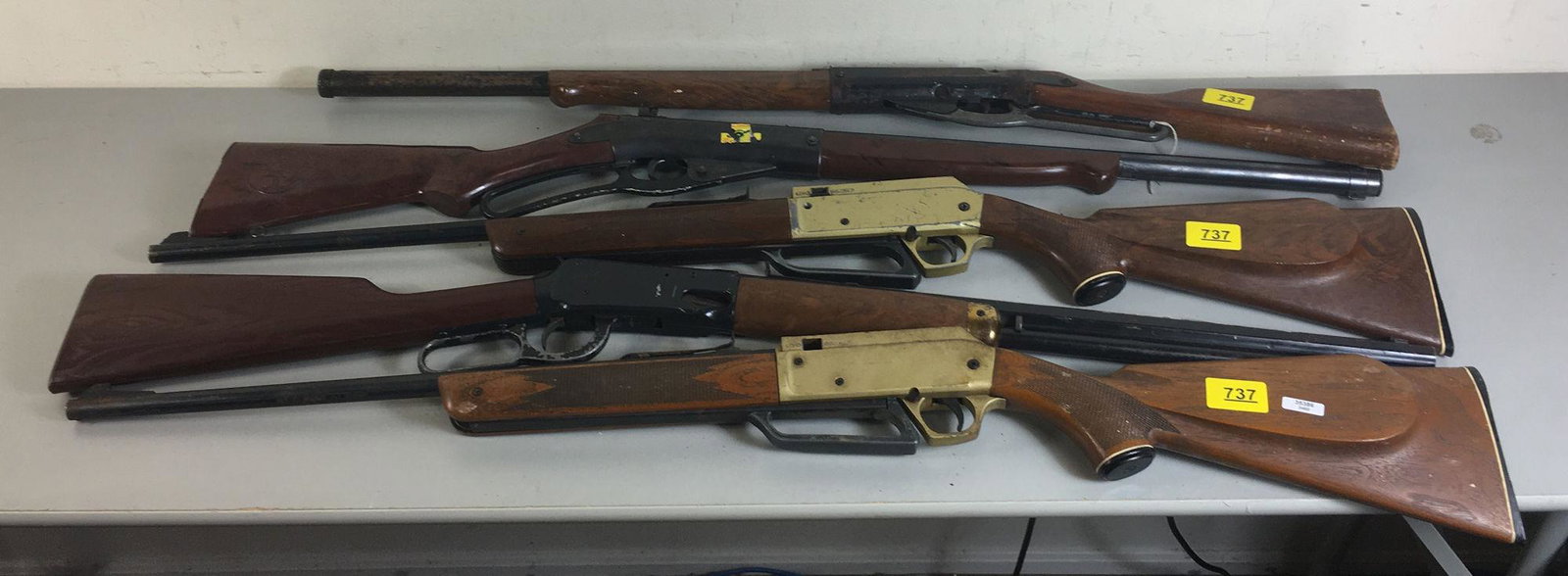 LOT OF (5) MISC. BB GUNS INCLUDING DAISY, BROKEN.: LOT OF (5) MISC. BB GUNS INCLUDING DAISY, BROKEN. CAUTION OLD BB GUNS HAVE BEEN CHECKED FOR BBs BUT NOT A GUARANTEE *********DOES NOT NEED CALLED IN*******BY BIDDING ON THIS LOT BUYER ACCEPTS RESPONSI