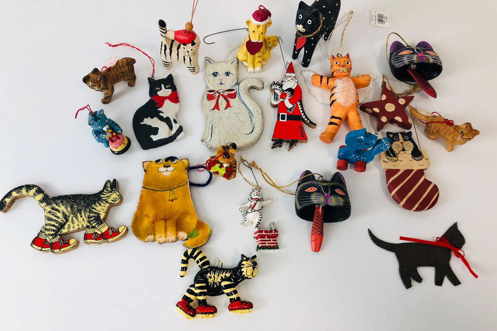 BOX LOT CHRISTMAS INCLUDING CAT ORNAMENTS. ANGEL CAT IS (1 of 1)