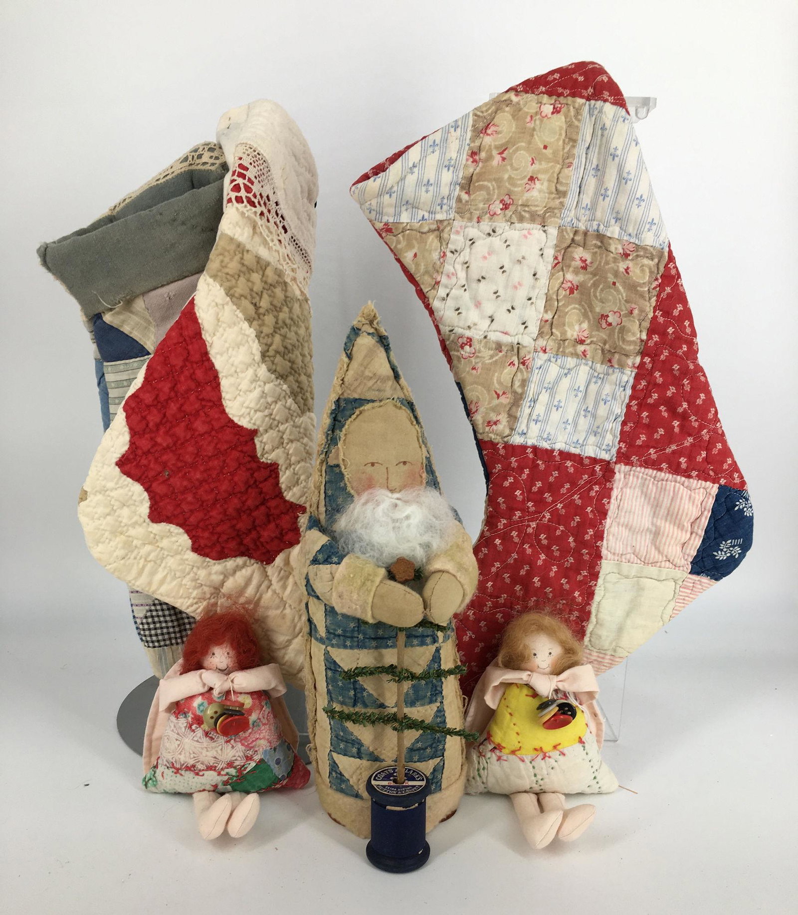 BOX LOT CHRISTMAS INCLUDING QUILTED DECOR. VINTAGE: BOX LOT CHRISTMAS INCLUDING QUILTED DECOR. VINTAGE SANTA IS 12" TALL