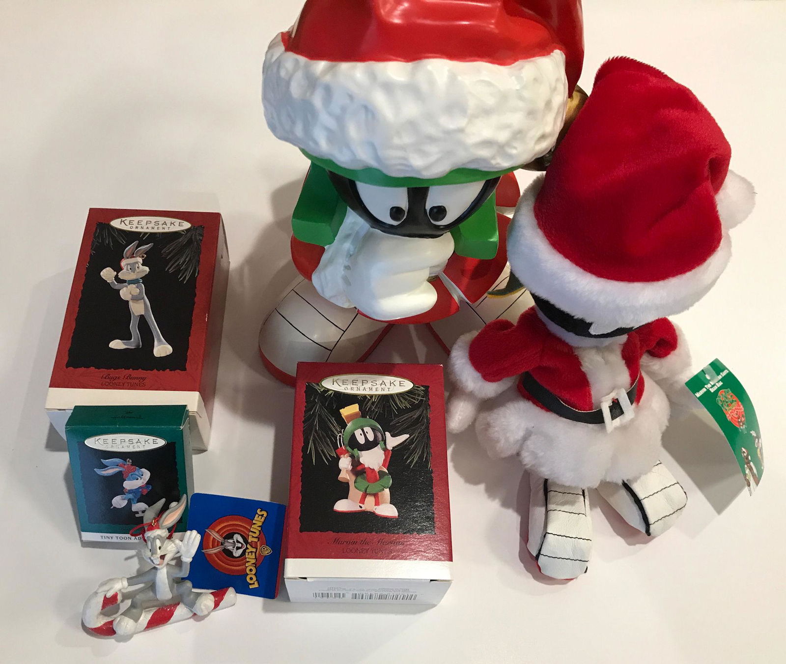 BOX LOT CHRISTMAS INCLUDING LOONEY TUNES. MARVIN THE (1 of 2)