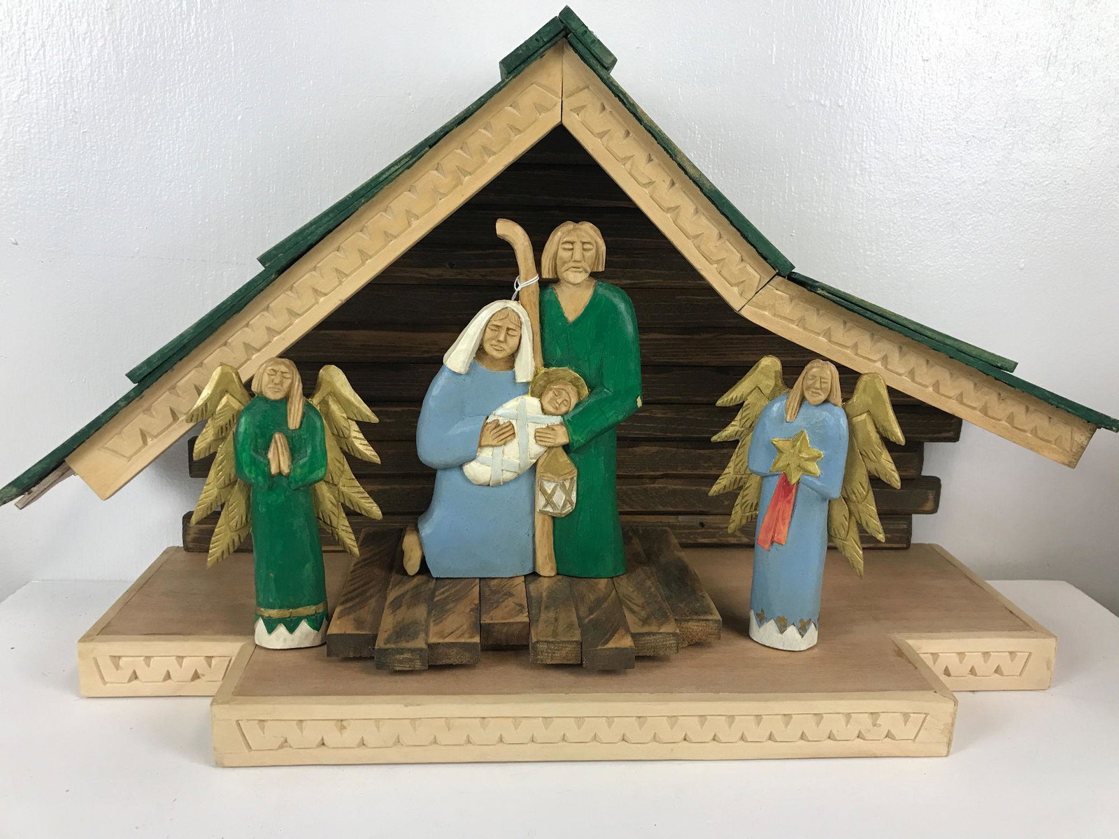 15" HAND CARVED WOODEN MANGER SCENE; SIGNED BY ARTIST: 15" HAND CARVED WOODEN MANGER SCENE; SIGNED BY ARTIST (2006)