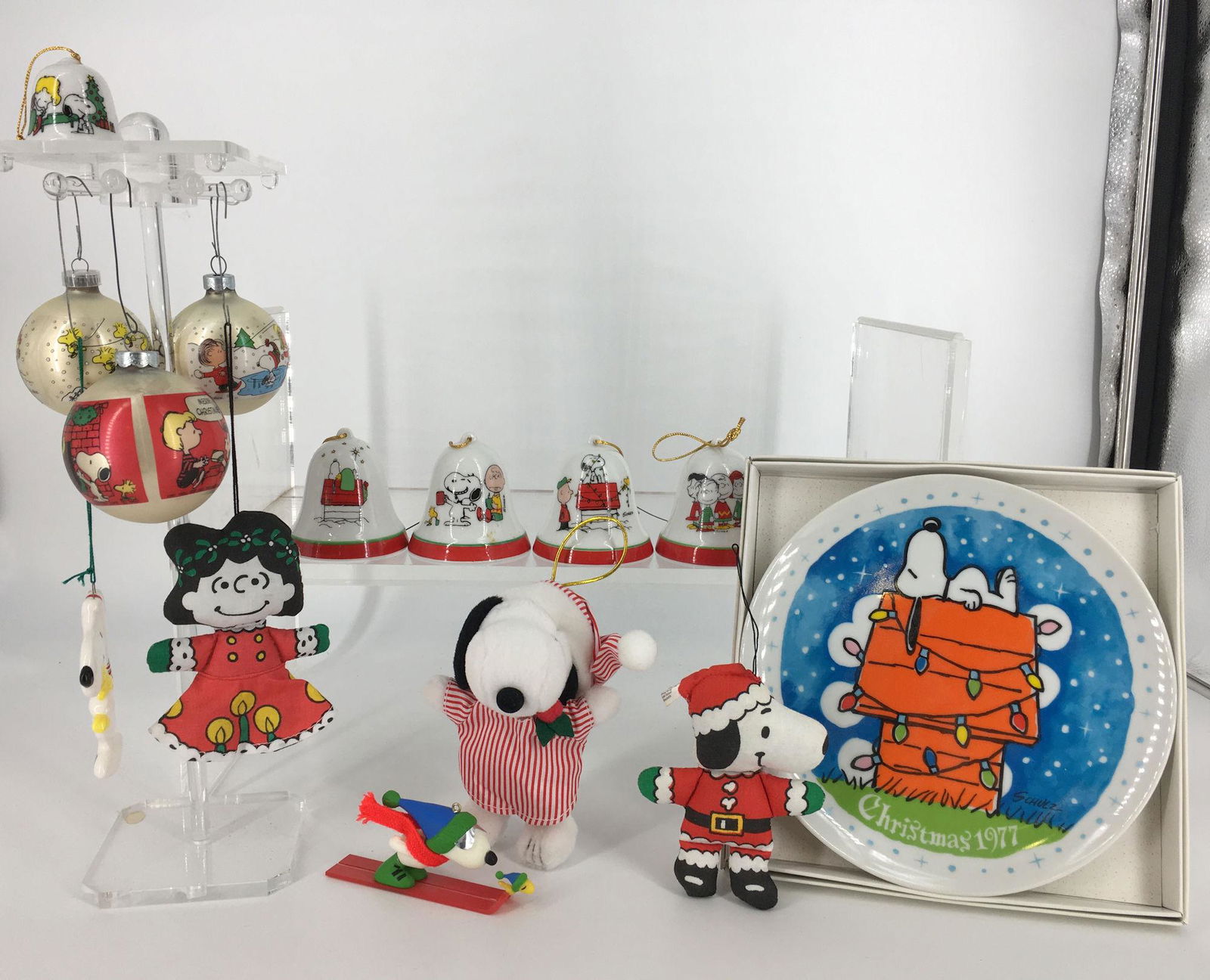 BOX LOT CHRISTMAS INCLUDING VINTAGE PEANUTS CHARACTER (1 of 1)