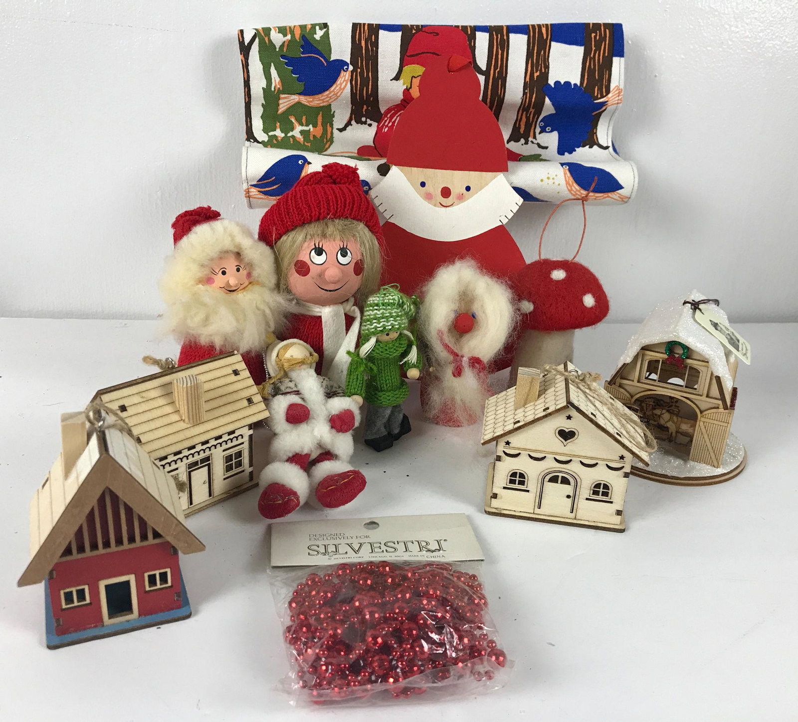 BOX LOT CHRISTMAS INCLUDING SWEDISH FIGURINES. 5" TO 6": BOX LOT CHRISTMAS INCLUDING SWEDISH FIGURINES. 5" TO 6"