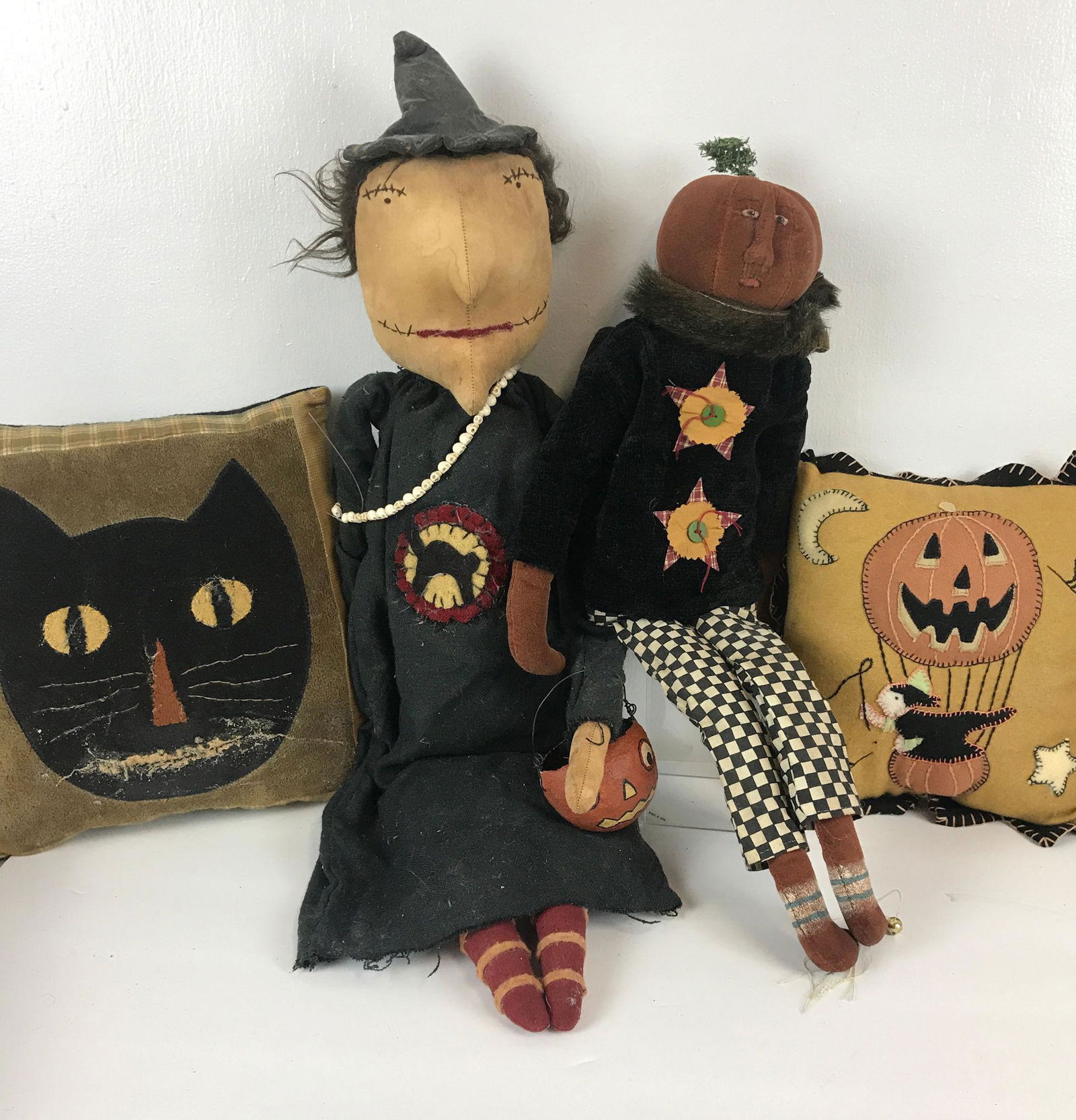 BOX LOT HALLOWEEN INCLUDING 2 THROW PILLOWS AND 29" (1 of 1)