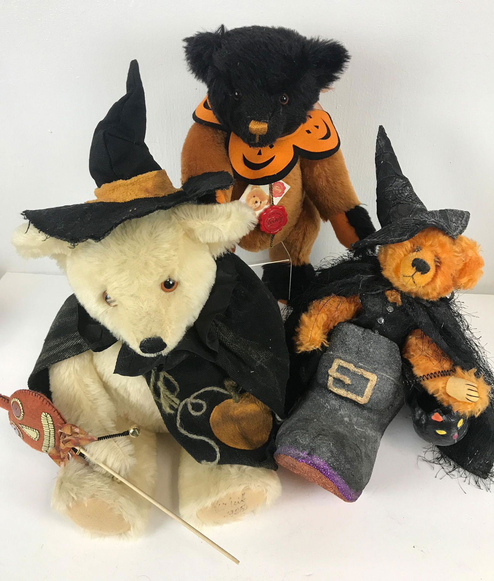 BOX LOT HALLOWEEN INCLUDING 3 STUFFED BEARS WITH (1 of 1)