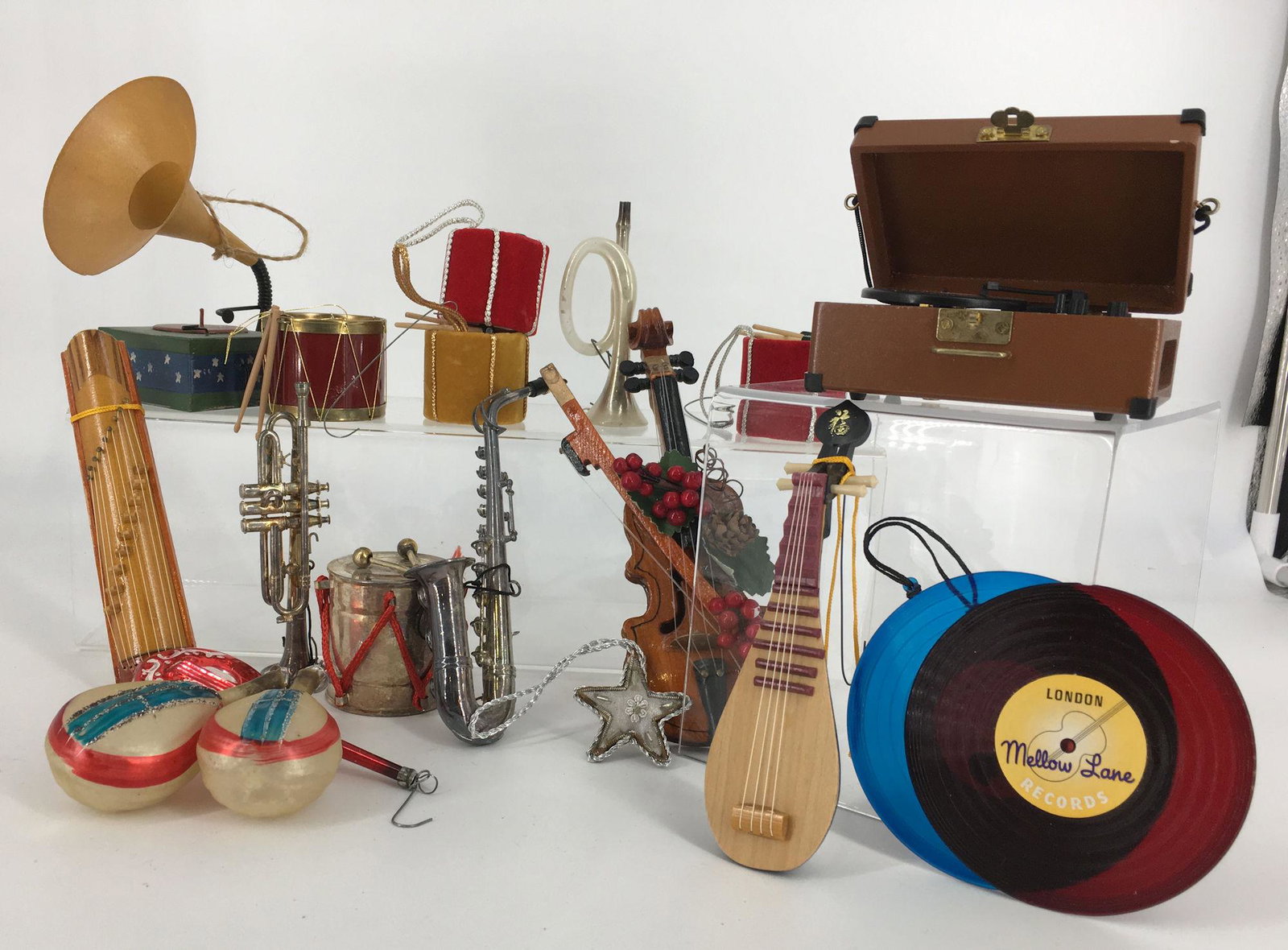 BOX LOT CHRISTMAS INCLUDING MUSICAL INSTRUMENT: BOX LOT CHRISTMAS INCLUDING MUSICAL INSTRUMENT ORNAMENTS. PHONOGRAPH IS 5"