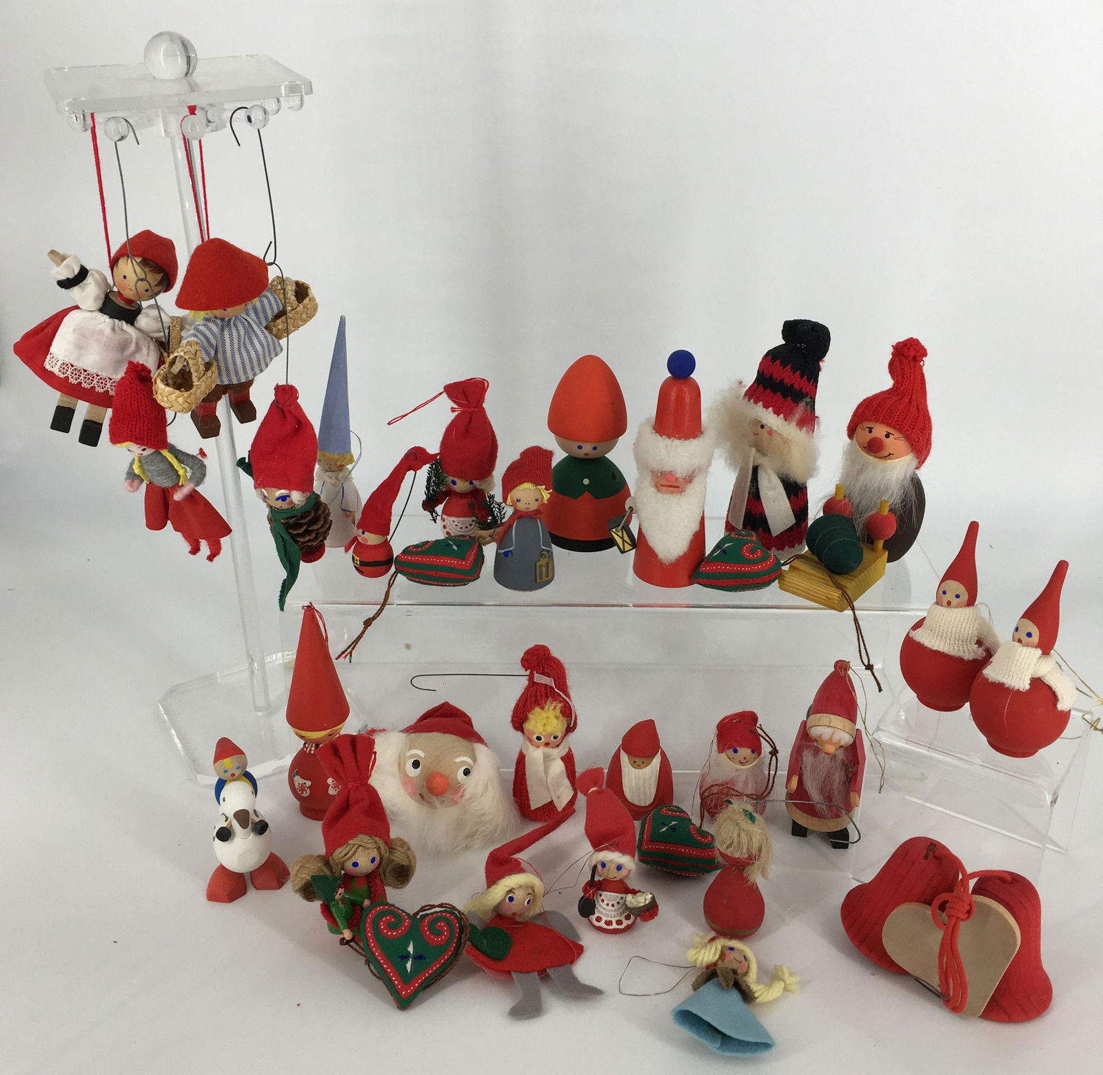 BOX LOT CHRISTMAS INCLUDING WOODEN ORNAMENTS MOSTLY (1 of 2)