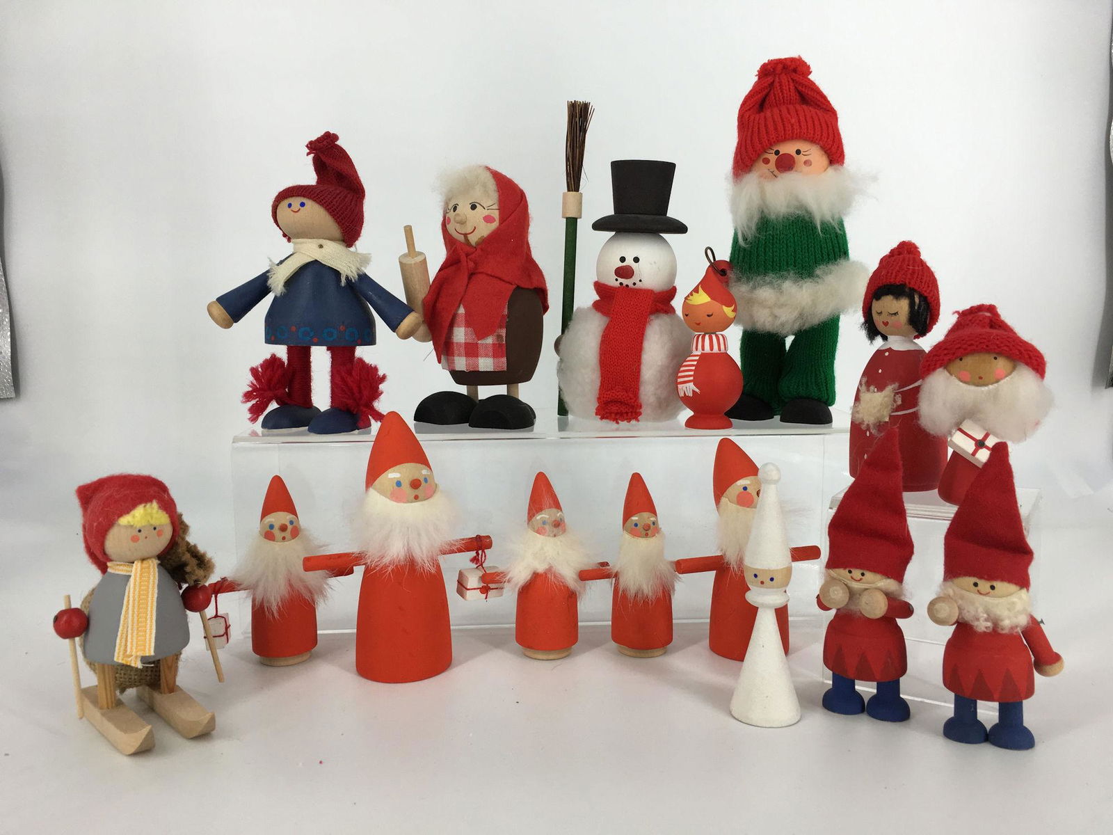 BOX LOT CHRISTMAS INCLUDING WOODEN DECOR MOSTLY MARKED (1 of 2)