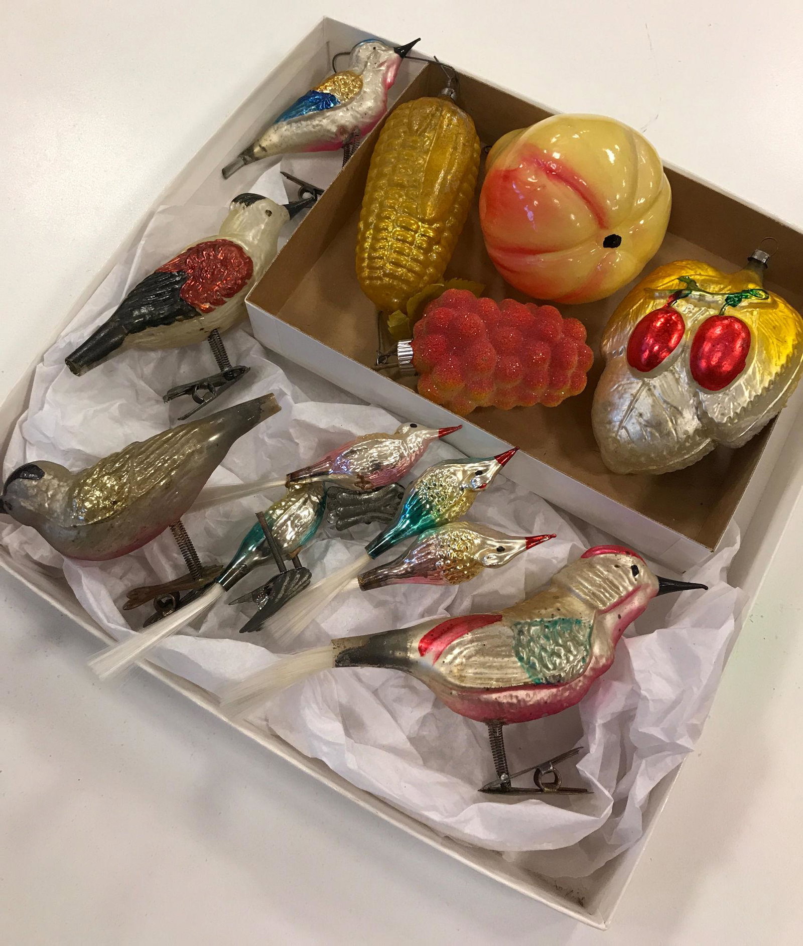 BOX LOT VINTAGE GLASS ORNAMENTS INCLUDING BIRDS, FRUIT,: BOX LOT VINTAGE GLASS ORNAMENTS INCLUDING BIRDS, FRUIT, AND 4" CORN