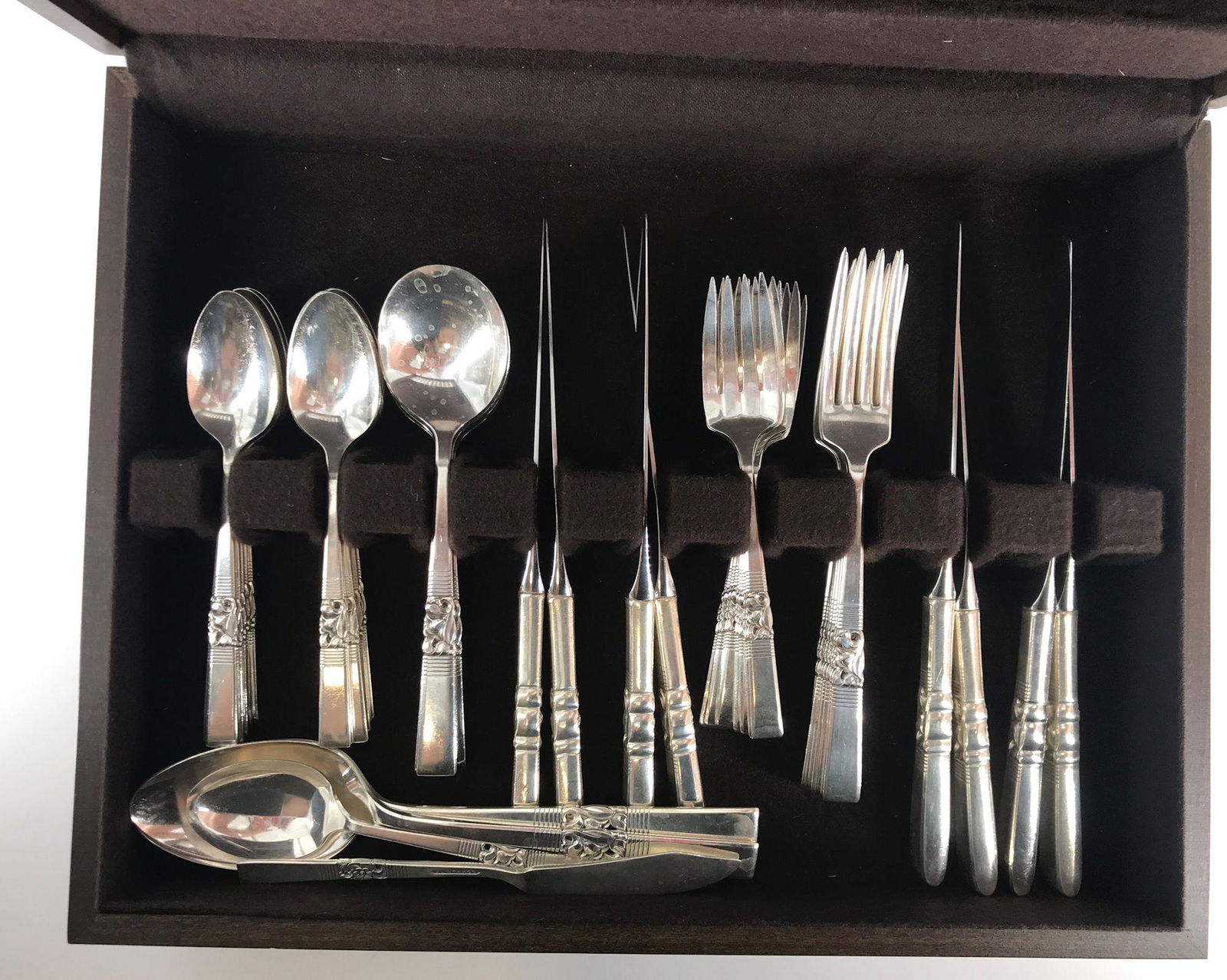 SILVER PLATE FLATWARE SET IN CHEST (1 of 3)