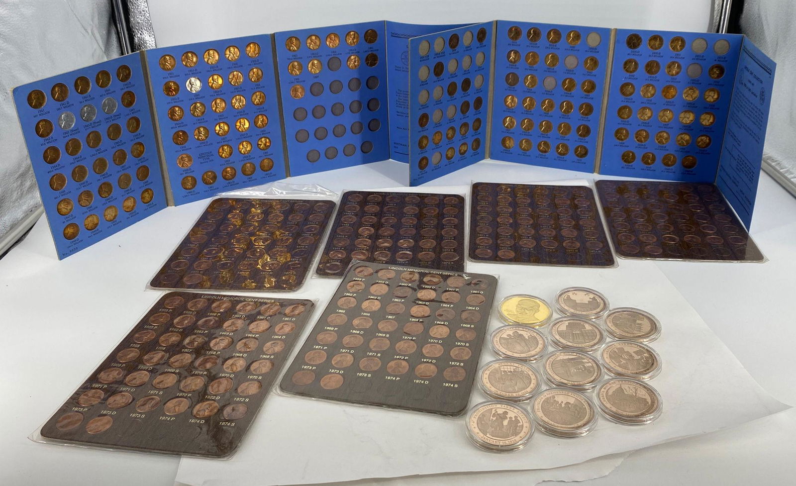 LINCOLN CENT ALBUMS AND BRONZE MEDALLIONS (1 of 20)