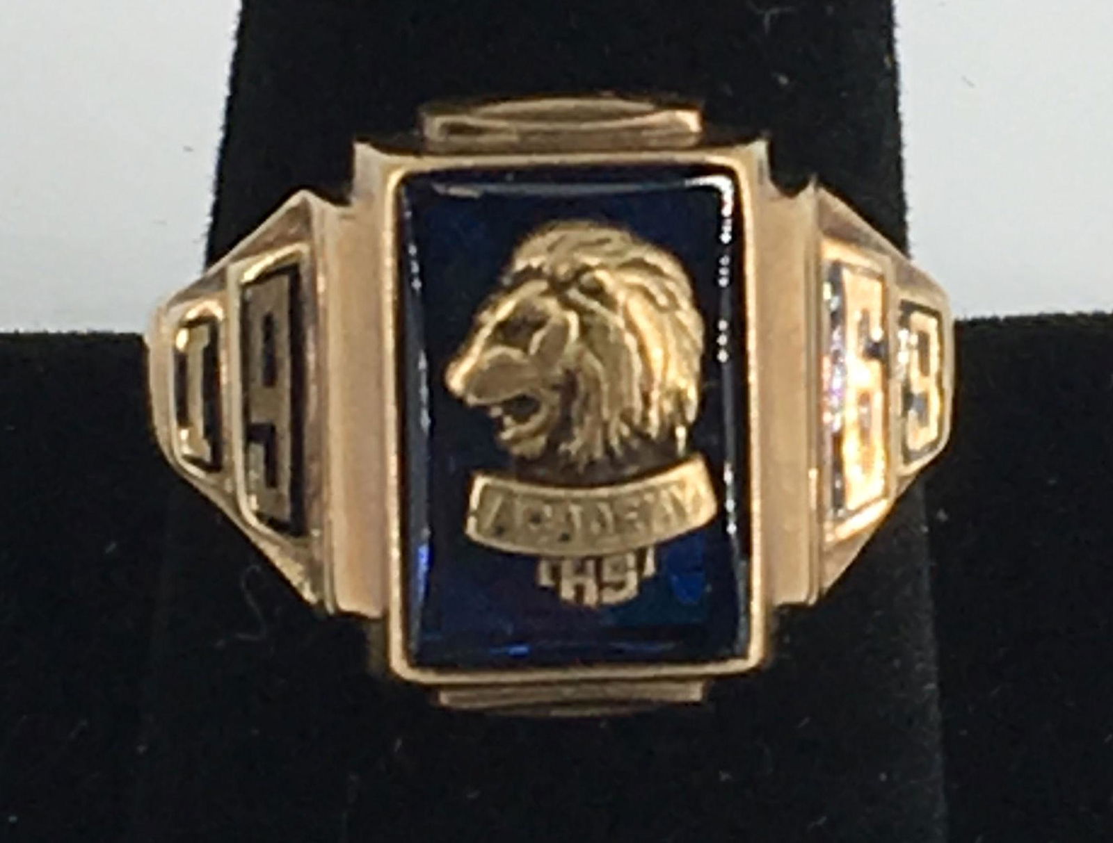 10KT YELLOW GOLD CLASS RING (1 of 2)