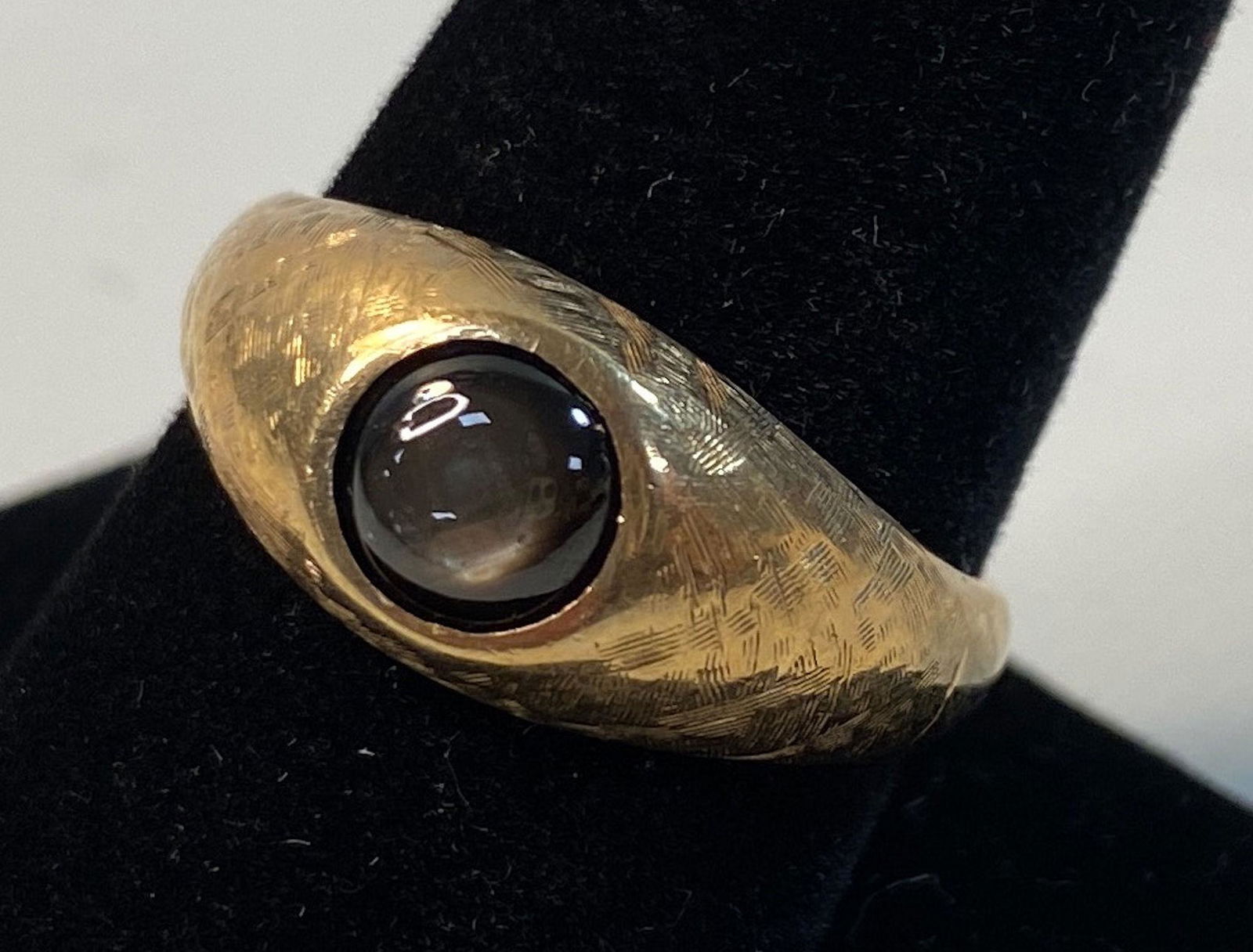 14KT YELLOW GOLD VINTAGE MEN'S RING: 14KT YELLOW GOLD VINTAGE MEN'S RING ~ SIZE 9.75, TAPERED SHANK WITH DUAL FINISH, BEZEL SET LABRADORITE CENTER STONE, STAMPED AND TESTED (8 GRAMS TW)