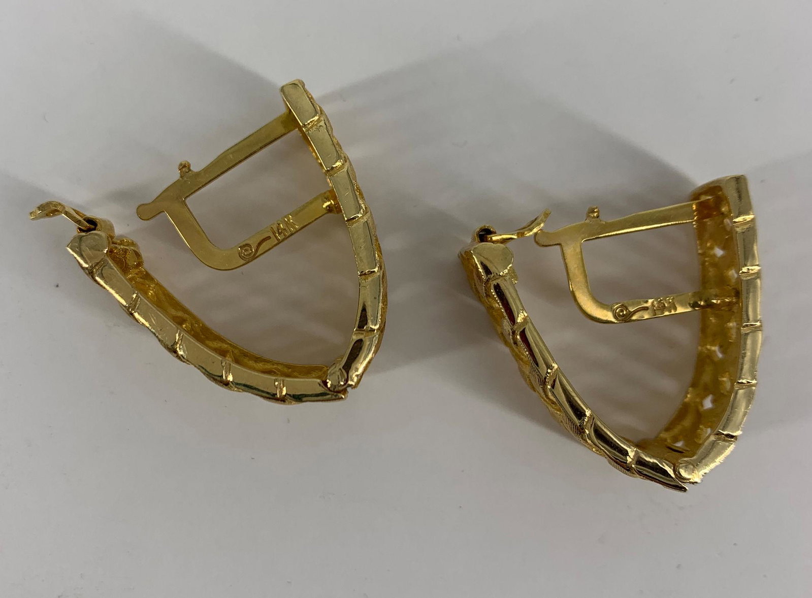 14KT YELLOW GOLD CUFFLINKS: 14KT YELLOW GOLD CUFFLINKS ~ APPROX 1" IN LENGTH, BASKET WEAVE STYLE MOTIF WITH HINGED CLOSURE, STAMPED AND TESTED (16.8 GRAMS TW)
