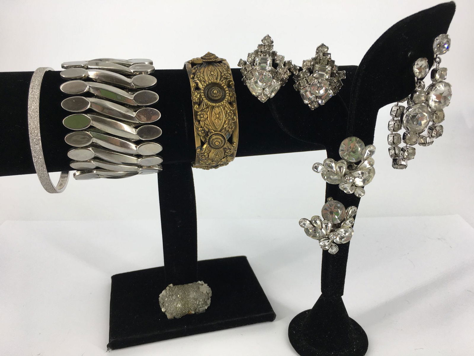 LOT OF VINTAGE ACCESSORIES (1 of 1)