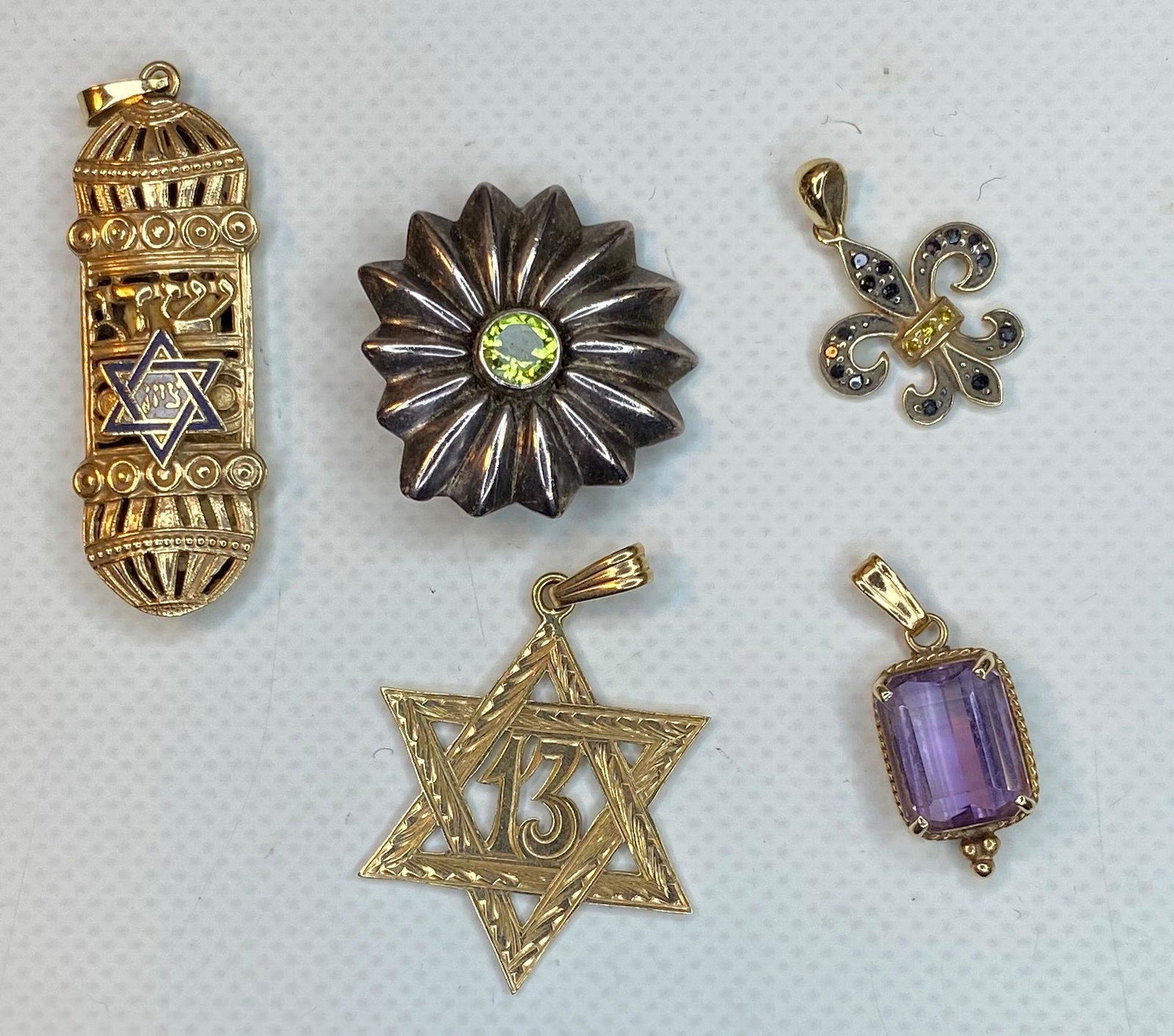 LOT OF FIVE ASSORTED PENDANTS (1 of 8)