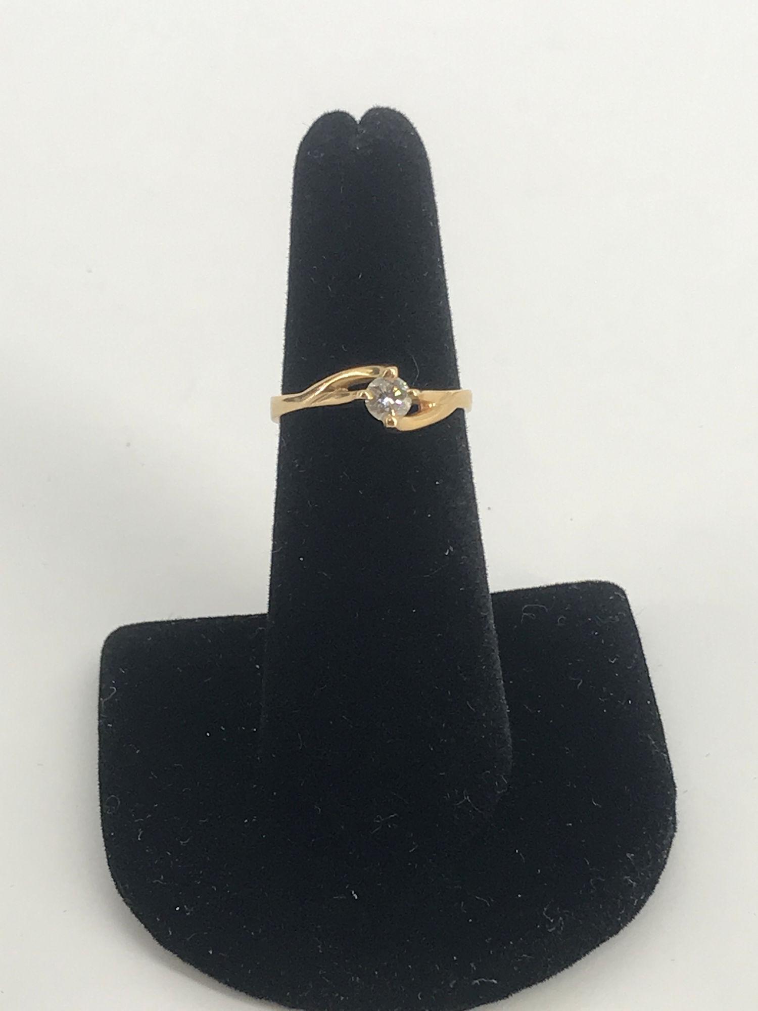 14KT YELLOW GOLD RING: 14KT YELLOW GOLD RING ~ SIZE 5.75, HIGH POLISHED SHANK WITH SWIRLED PRONGS CONTAINING APPROX. .25CT DIAMOND ROUND, STAMPED, TESTED AND SIGNED "JD" (2.4 GRAMS TW)